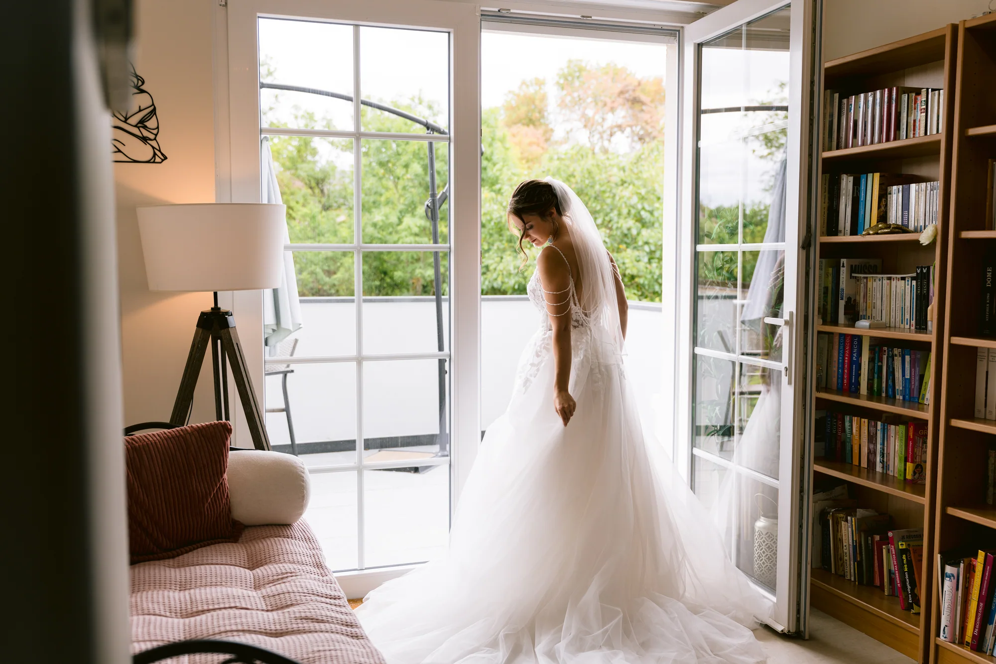 La mariée dans la lumière de la fenêtre