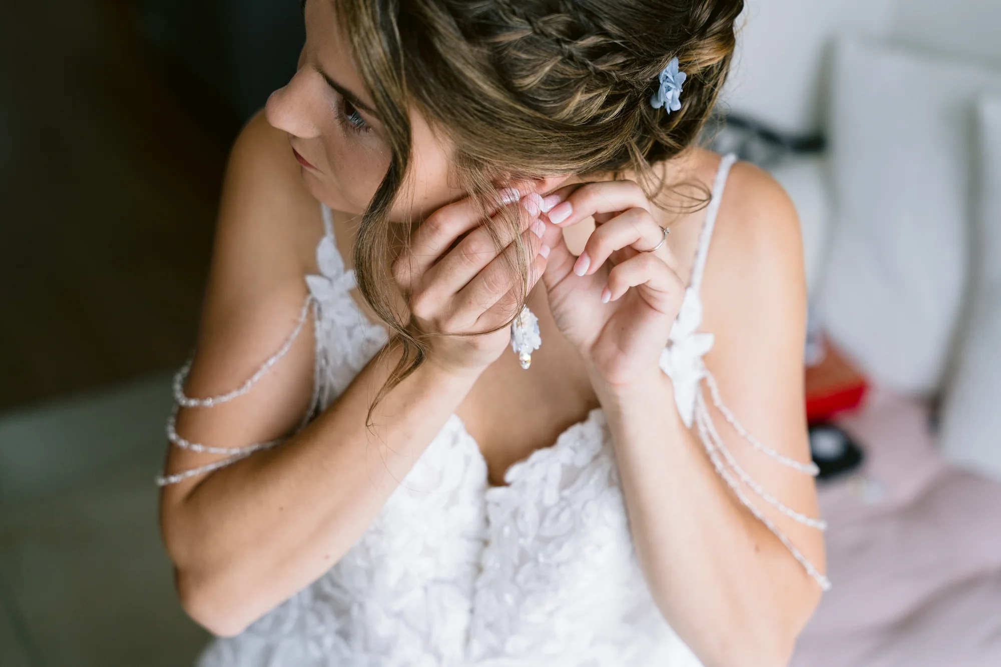 La mariée ajuste sa boucle d'oreille