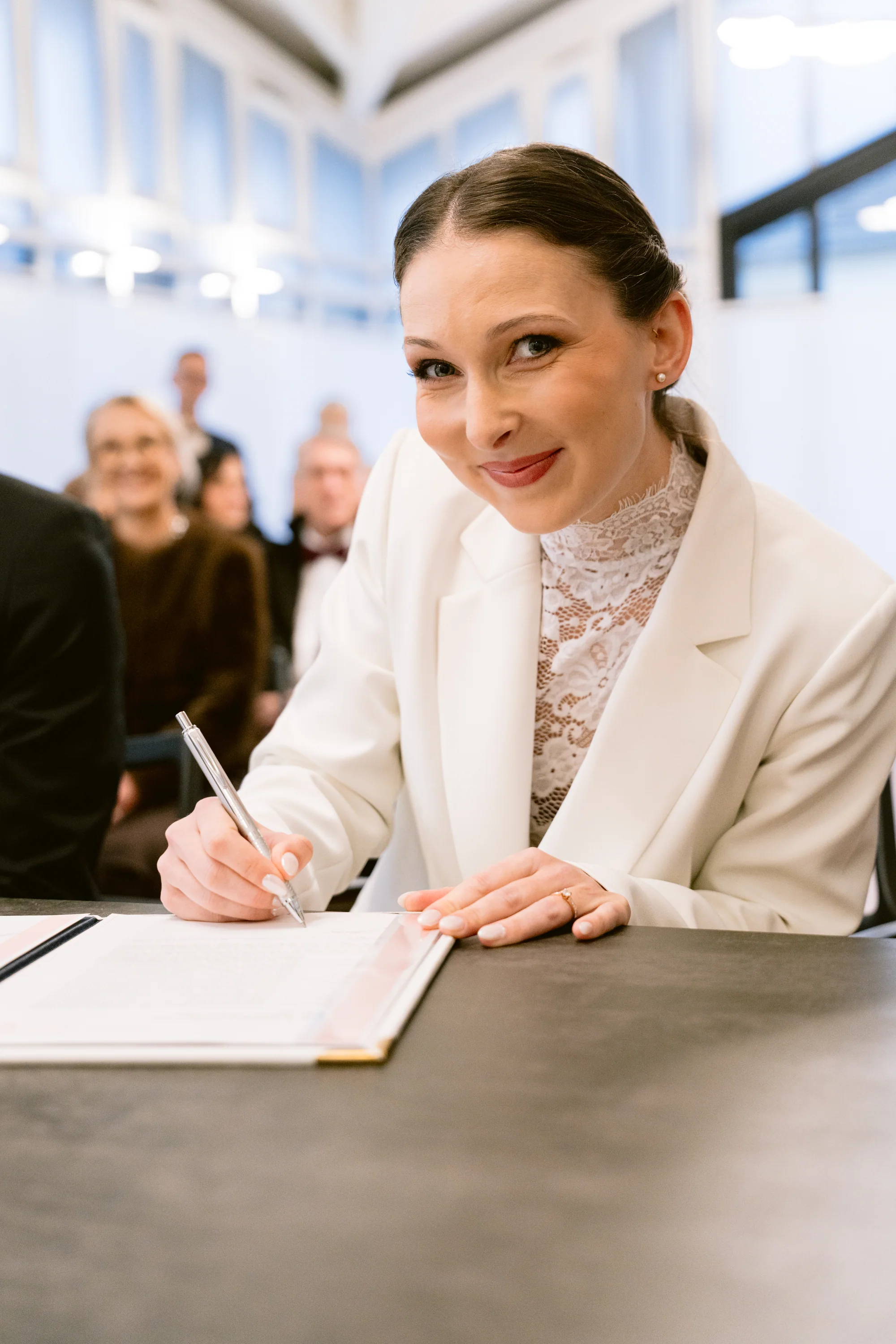 Cloé signe le registre à la mairie