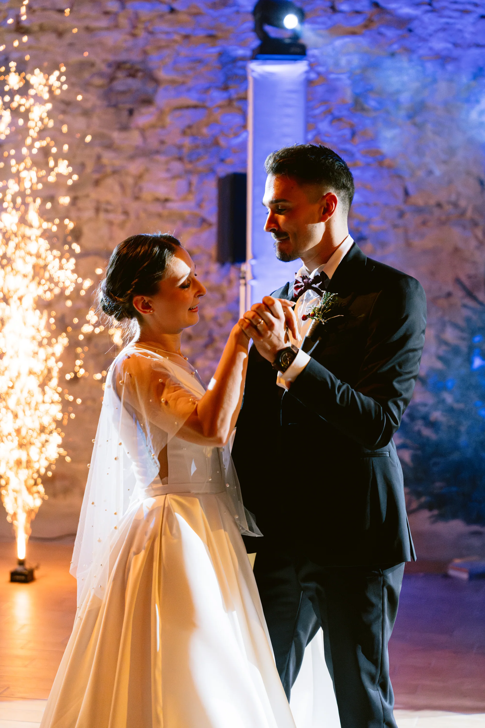 Le couple danse devant les étincelles