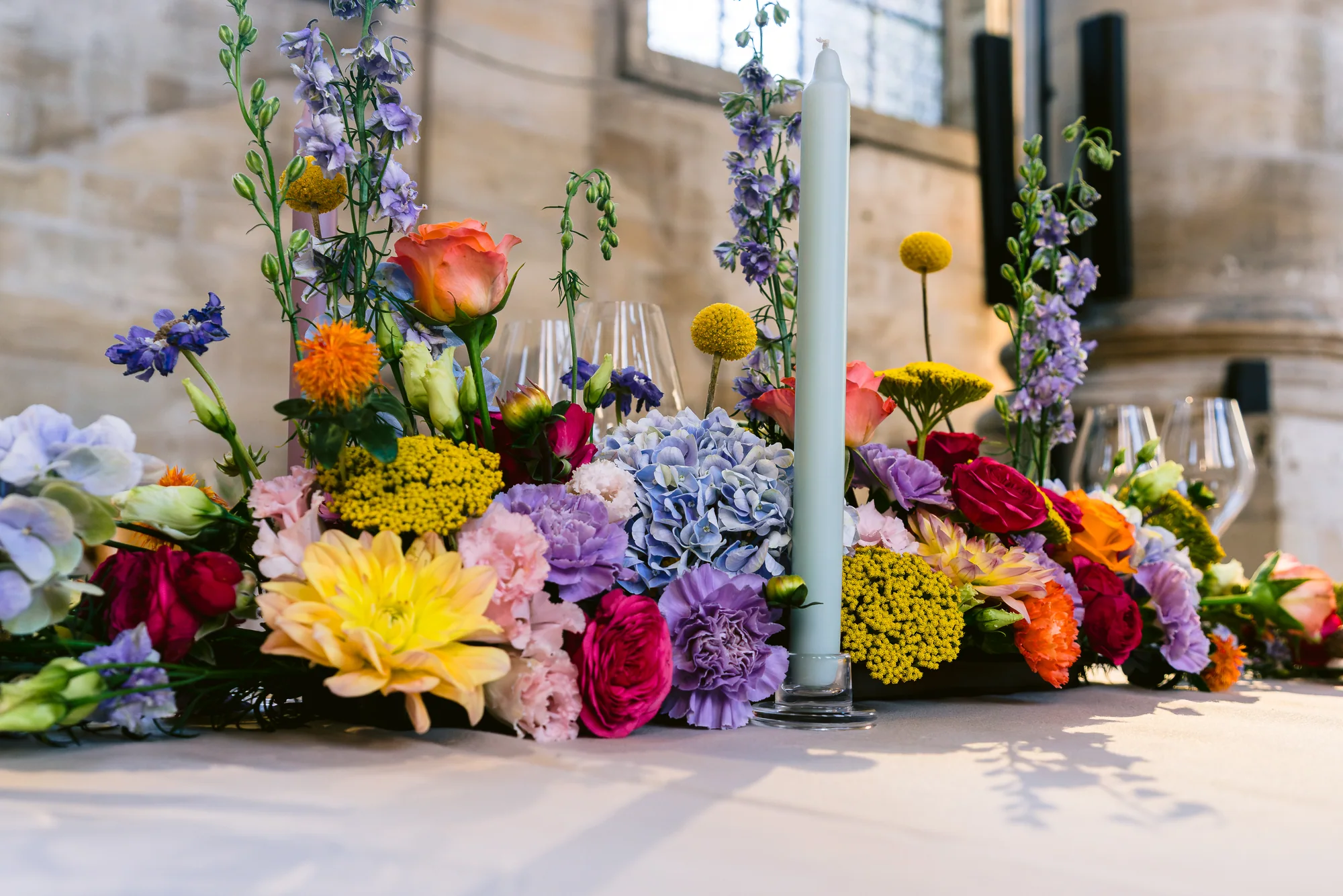 La composition florale au centre d'une table