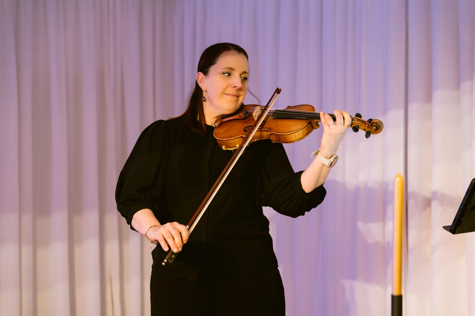 La violoniste pendant la cérémonie
