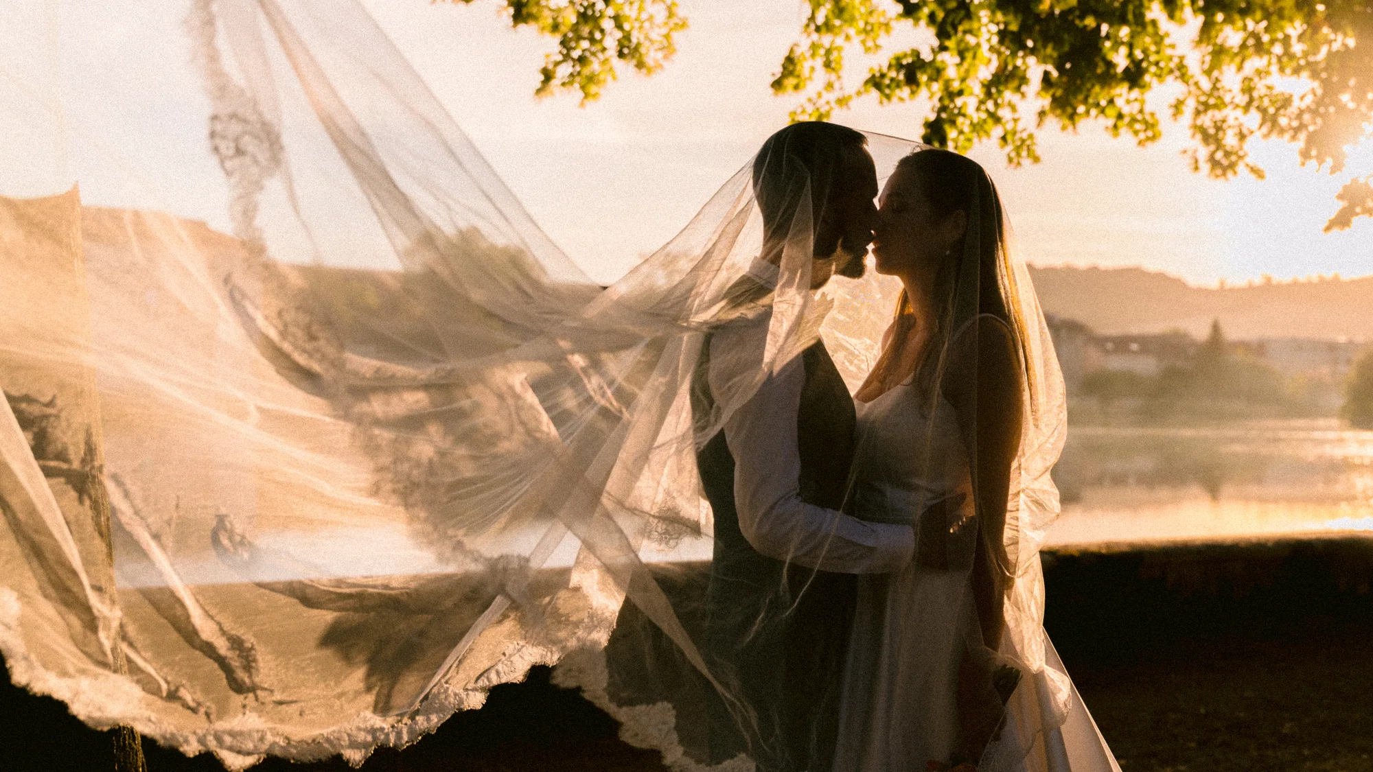 Le voile éclairé par le soleil autour du couple