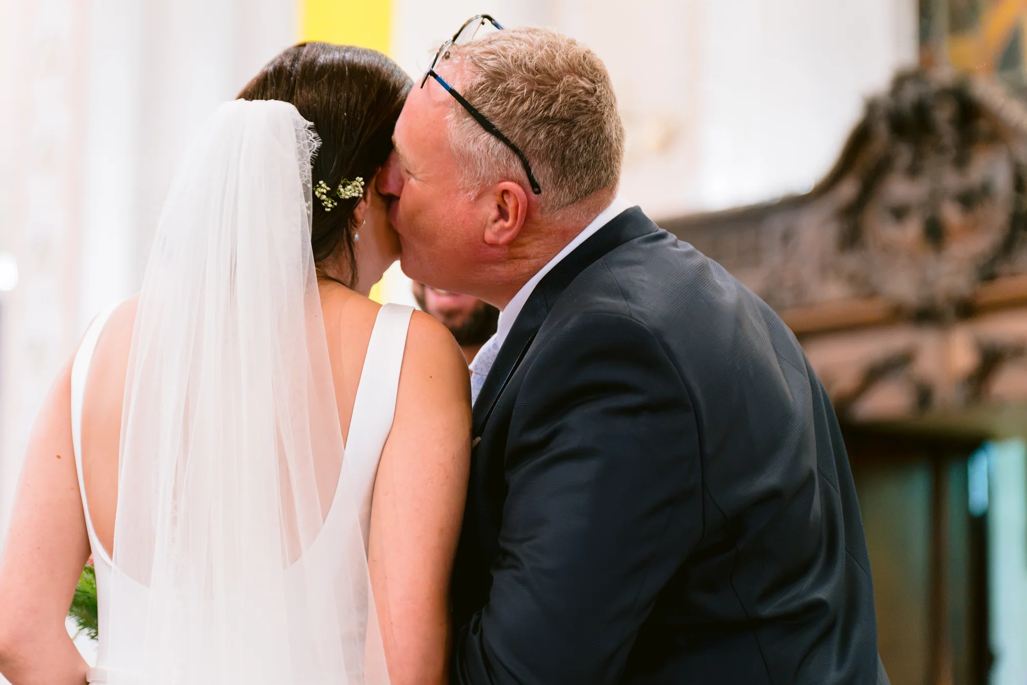 Un baiser avant de rejoindre le marié