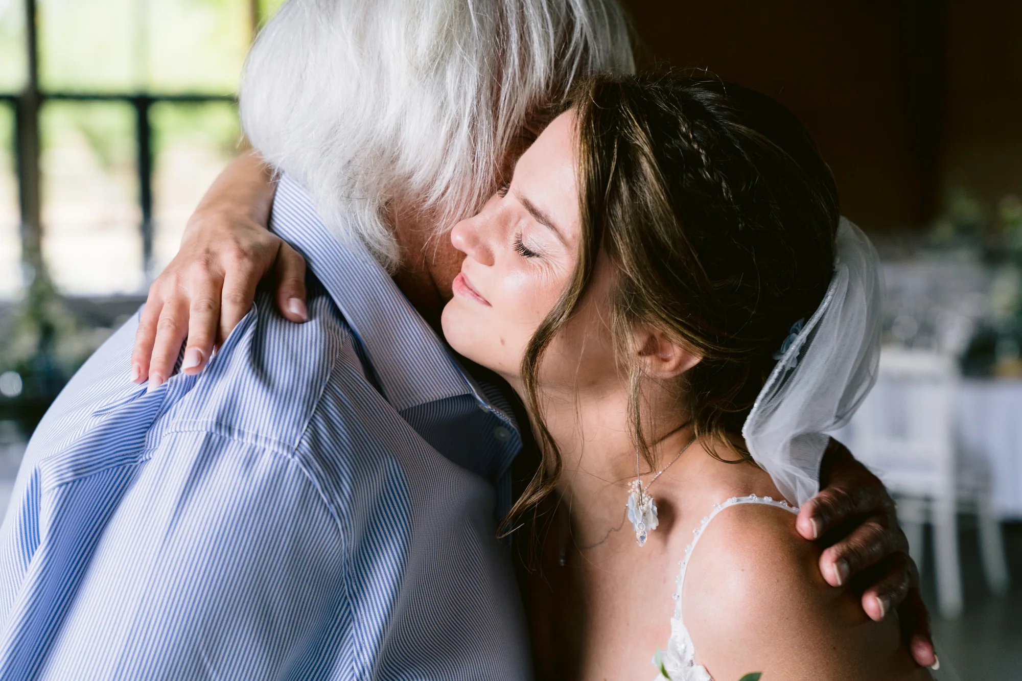 La mariée émue dans les bras d'un proche