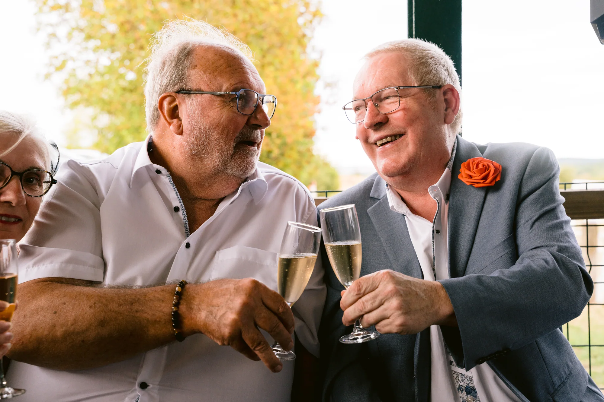 Deux invités rient ensemble au cocktail