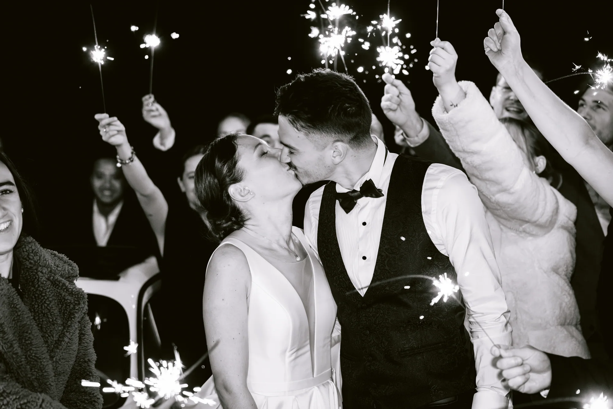 Un baiser entouré de cierges magiques, en noir et blanc