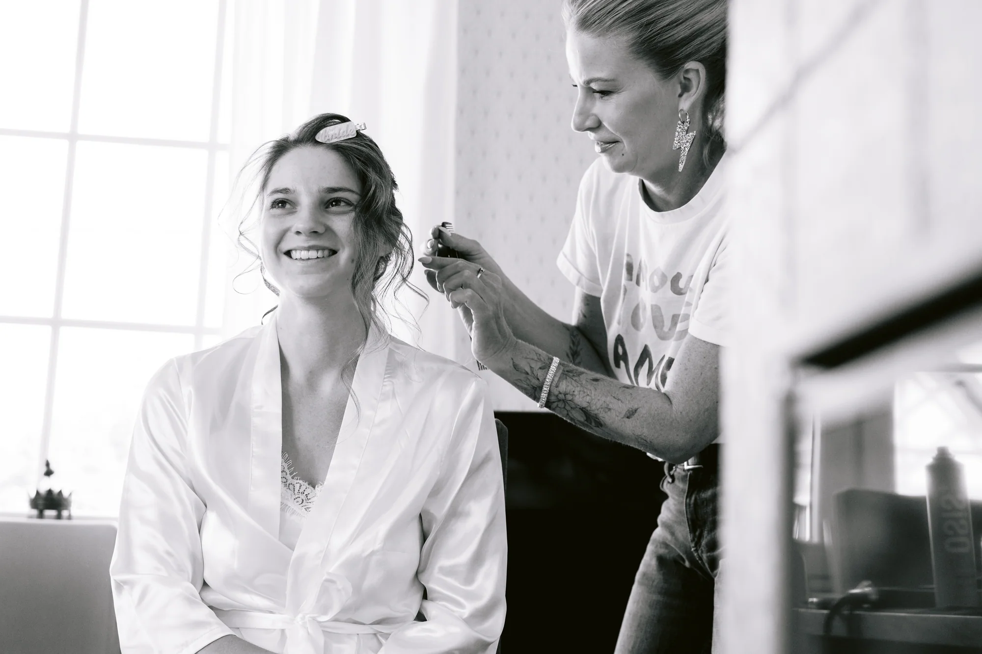 Un sourire pendant la mise en beauté