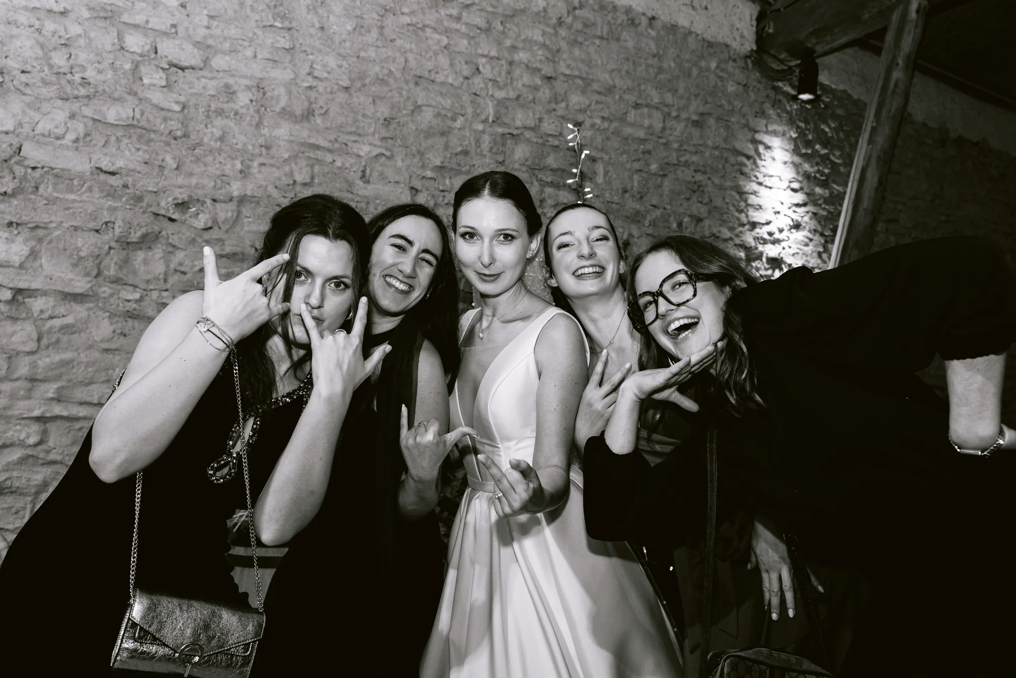 La mariée et ses amies, en noir et blanc