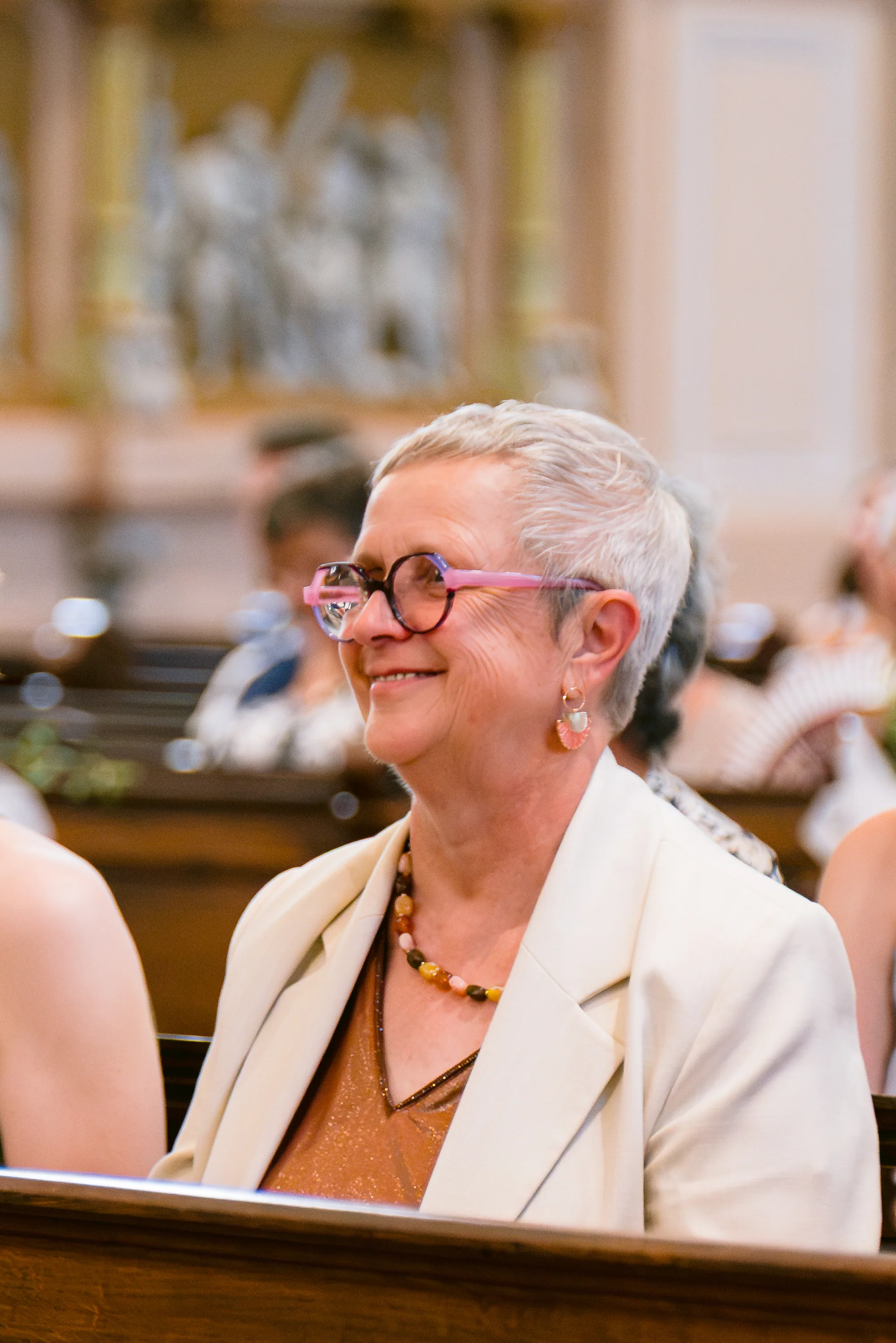 Une invitée attentive pendant la cérémonie