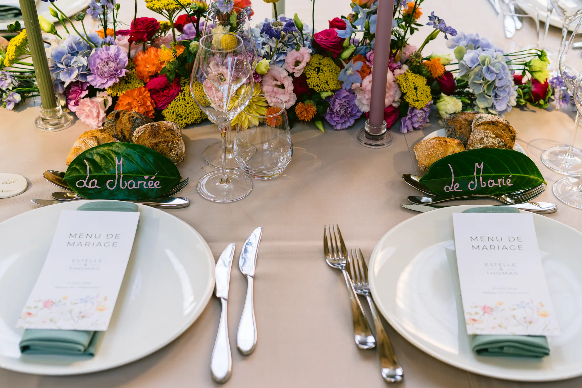 La table des mariés et ses fleurs colorées