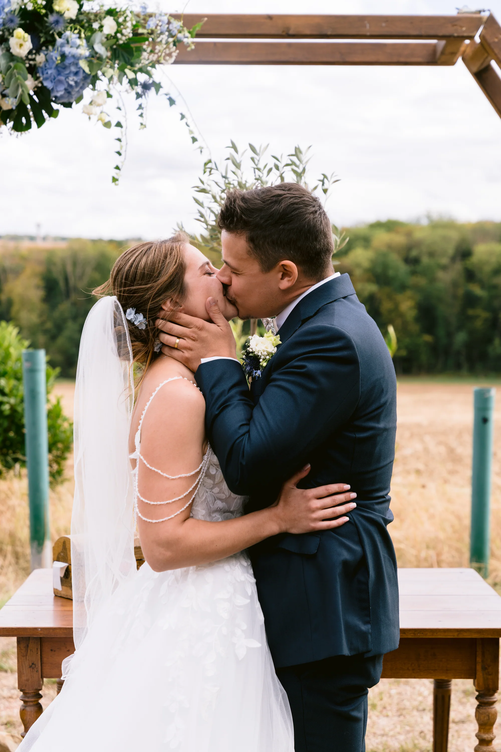Un baiser sous l'arche fleurie