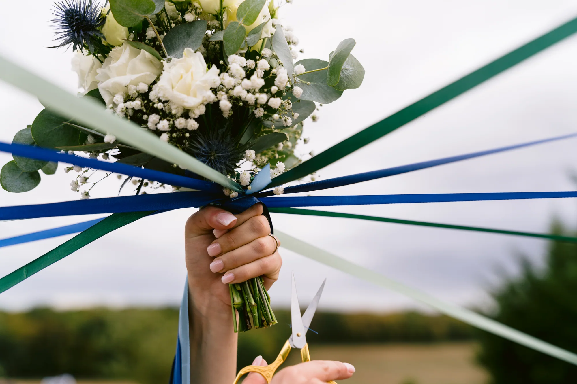 Le bouquet et les rubans tendus vers les invités