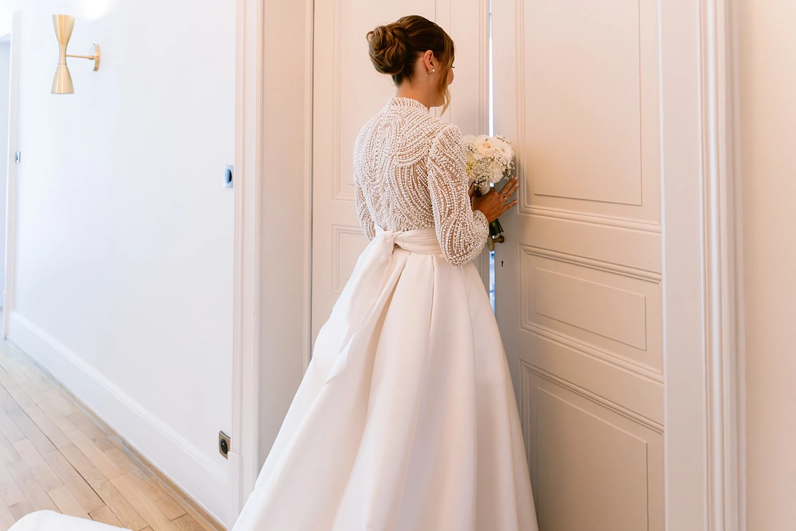 Vue de dos de la robe nouée à la taille et de son corsage en dentelle.