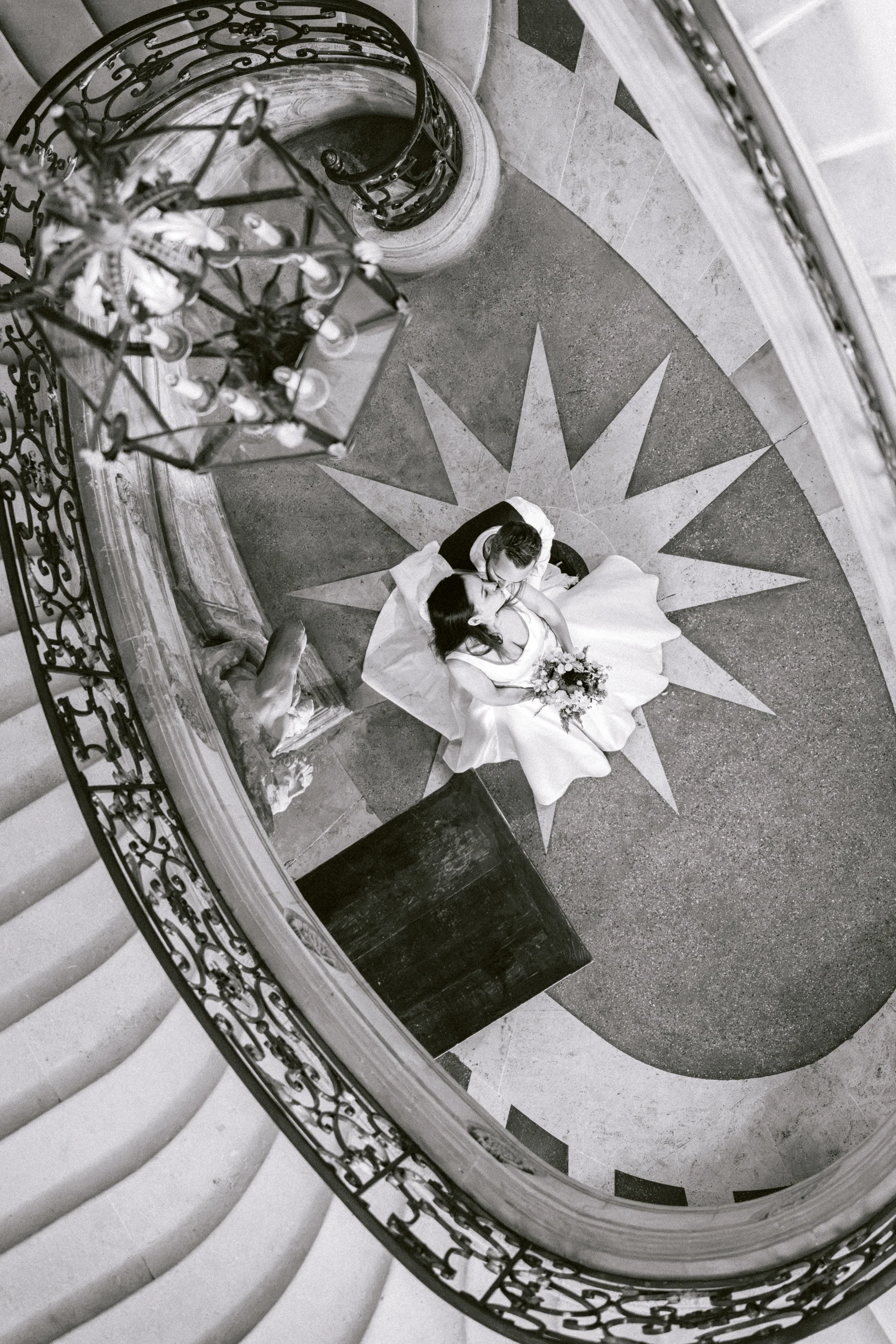 Le couple au cœur de l'escalier en spirale, en noir et blanc
