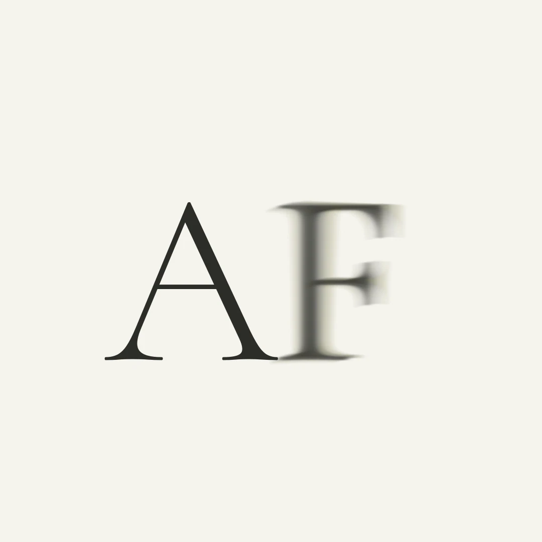 Monogramme AF d’Abbes Ferredab sur un fond de papier ivoire.
