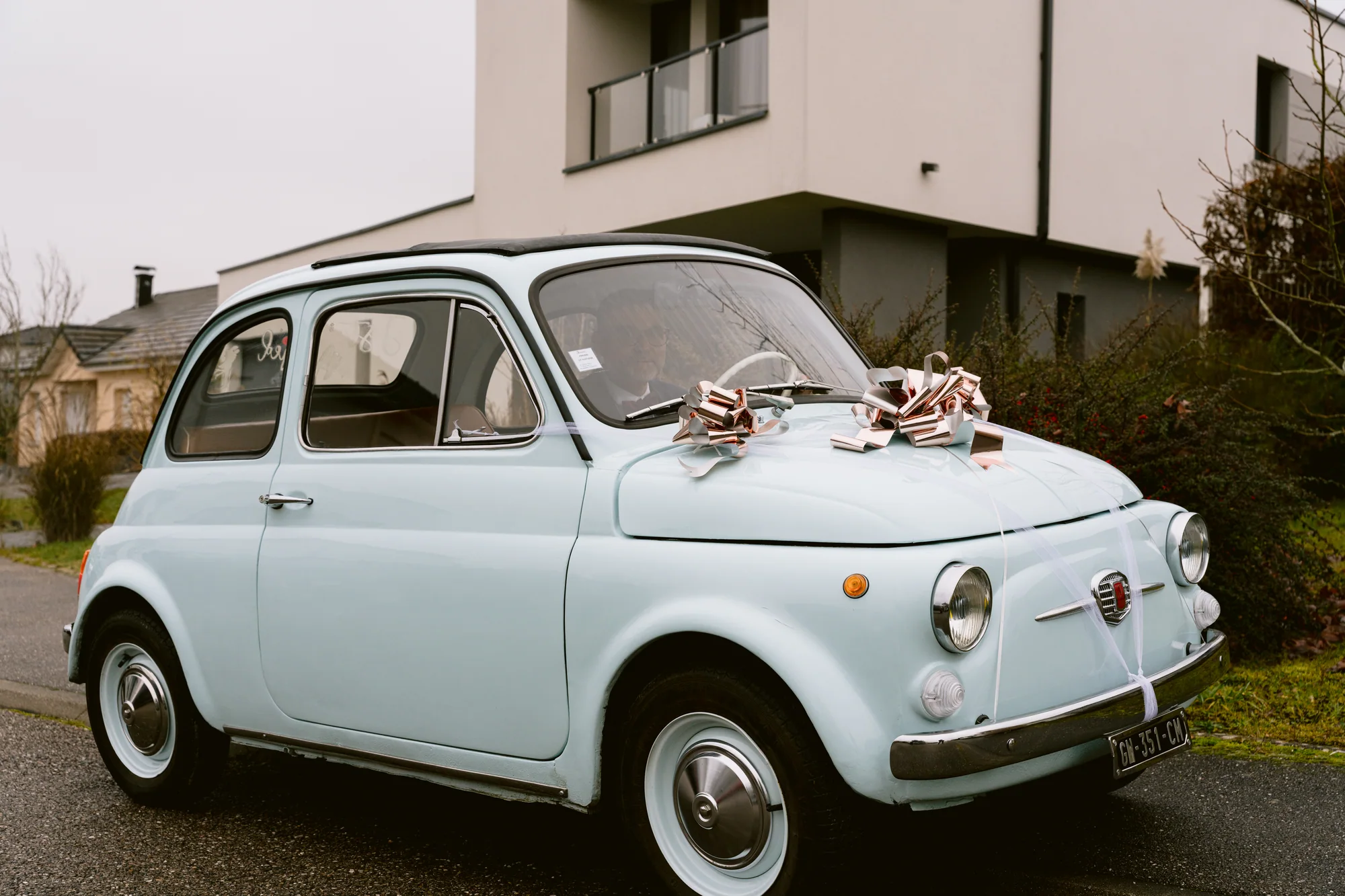 La petite voiture décorée pour le mariage