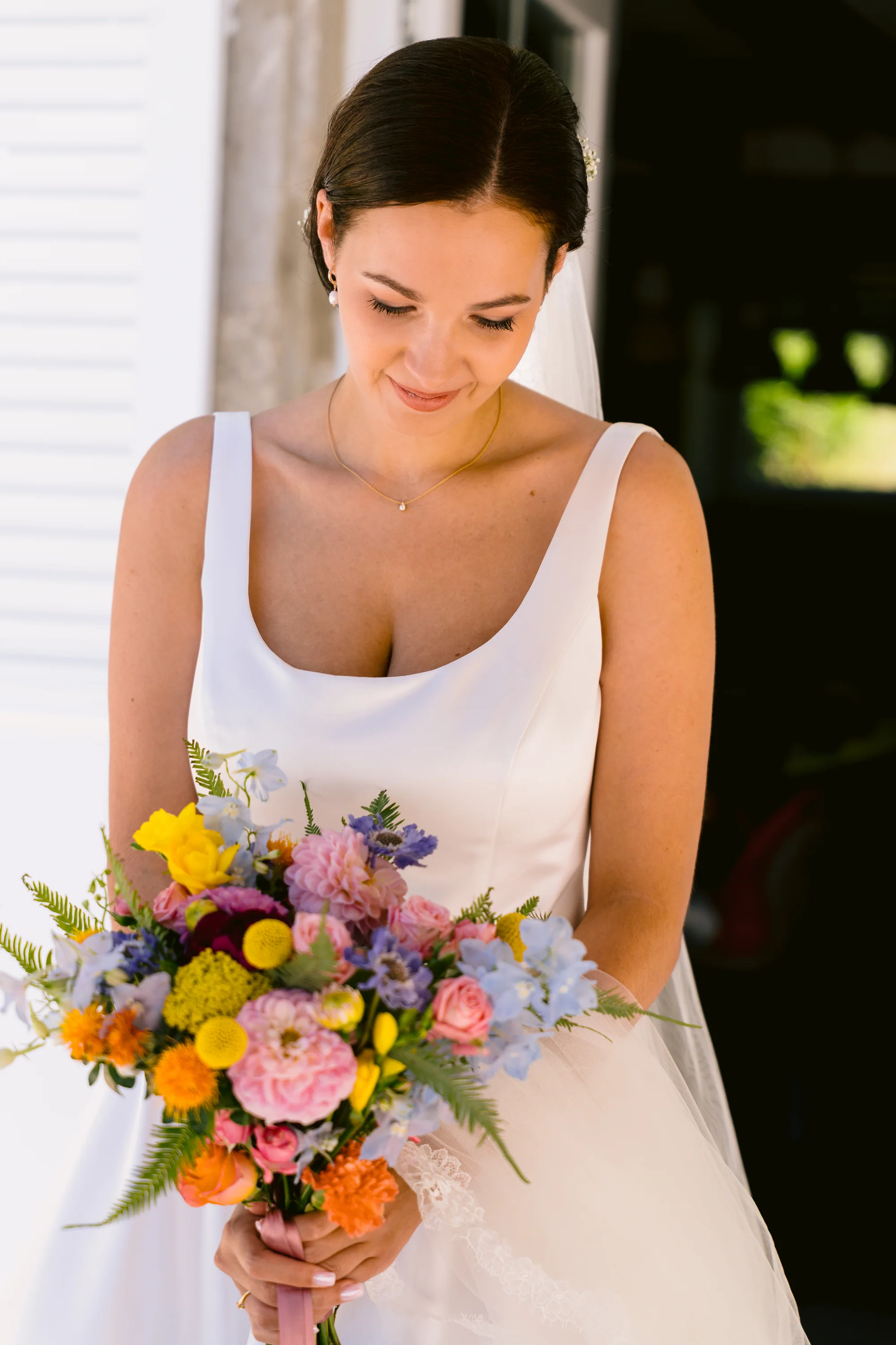 Portrait d'Estelle avec son bouquet coloré