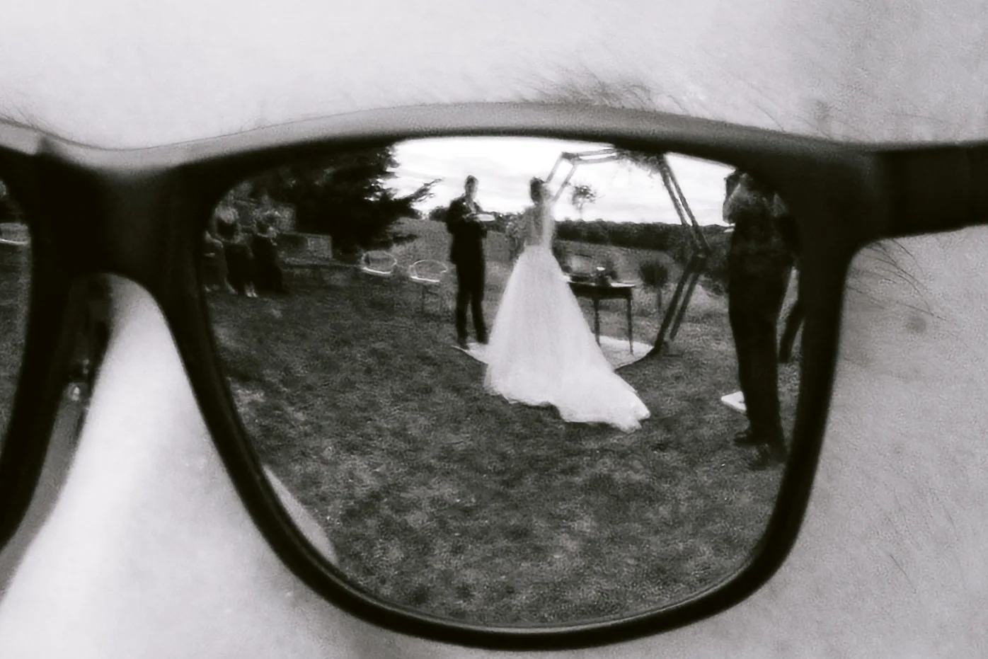 Le reflet de la cérémonie dans des lunettes