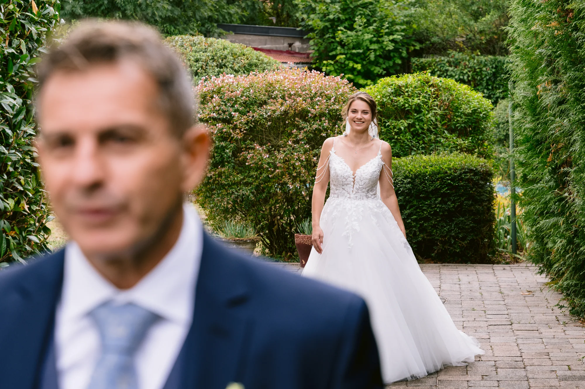 La mariée s'approche d'un proche dans le jardin