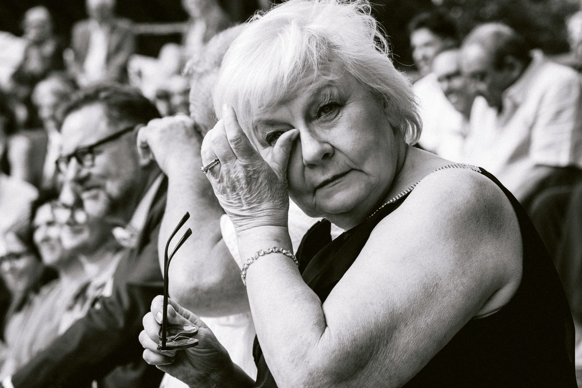 Une invitée pendant la cérémonie, en noir et blanc