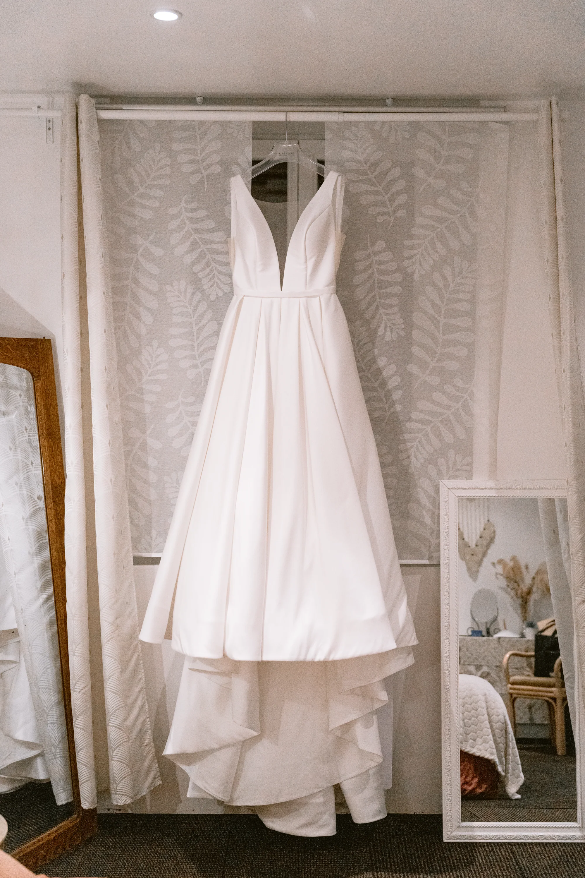 La robe de Cloé suspendue avant la seconde cérémonie