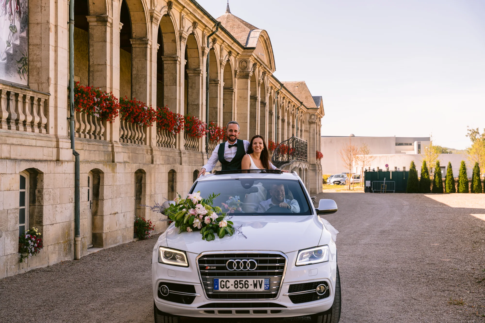 L'arrivée en voiture devant l'abbaye