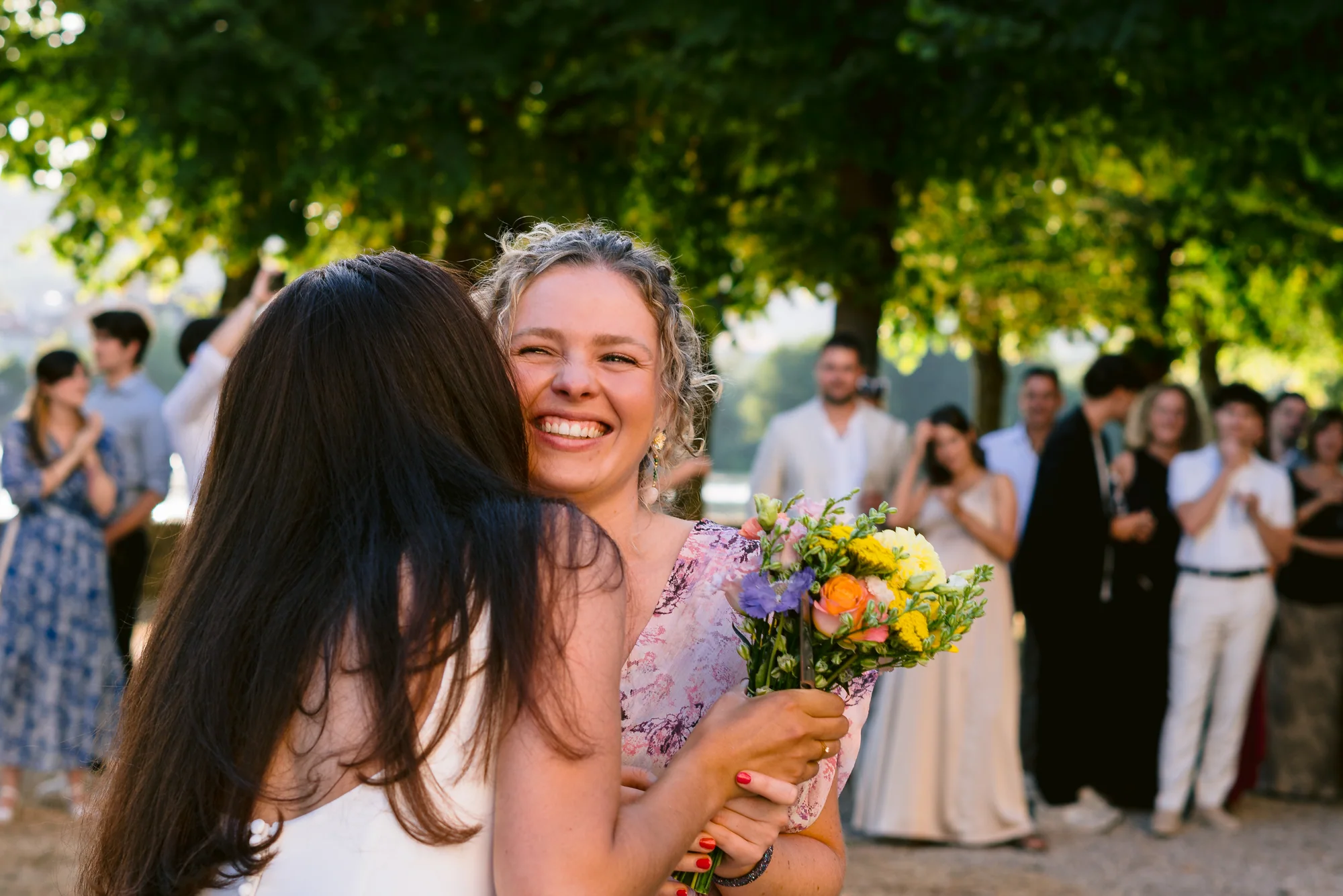 Une étreinte après le jeu du bouquet