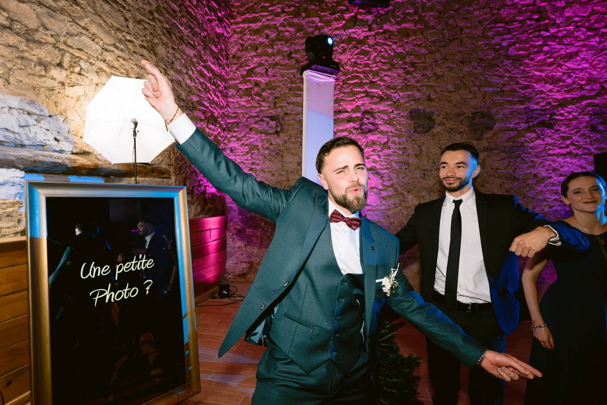 Un invité lève les bras sur la piste