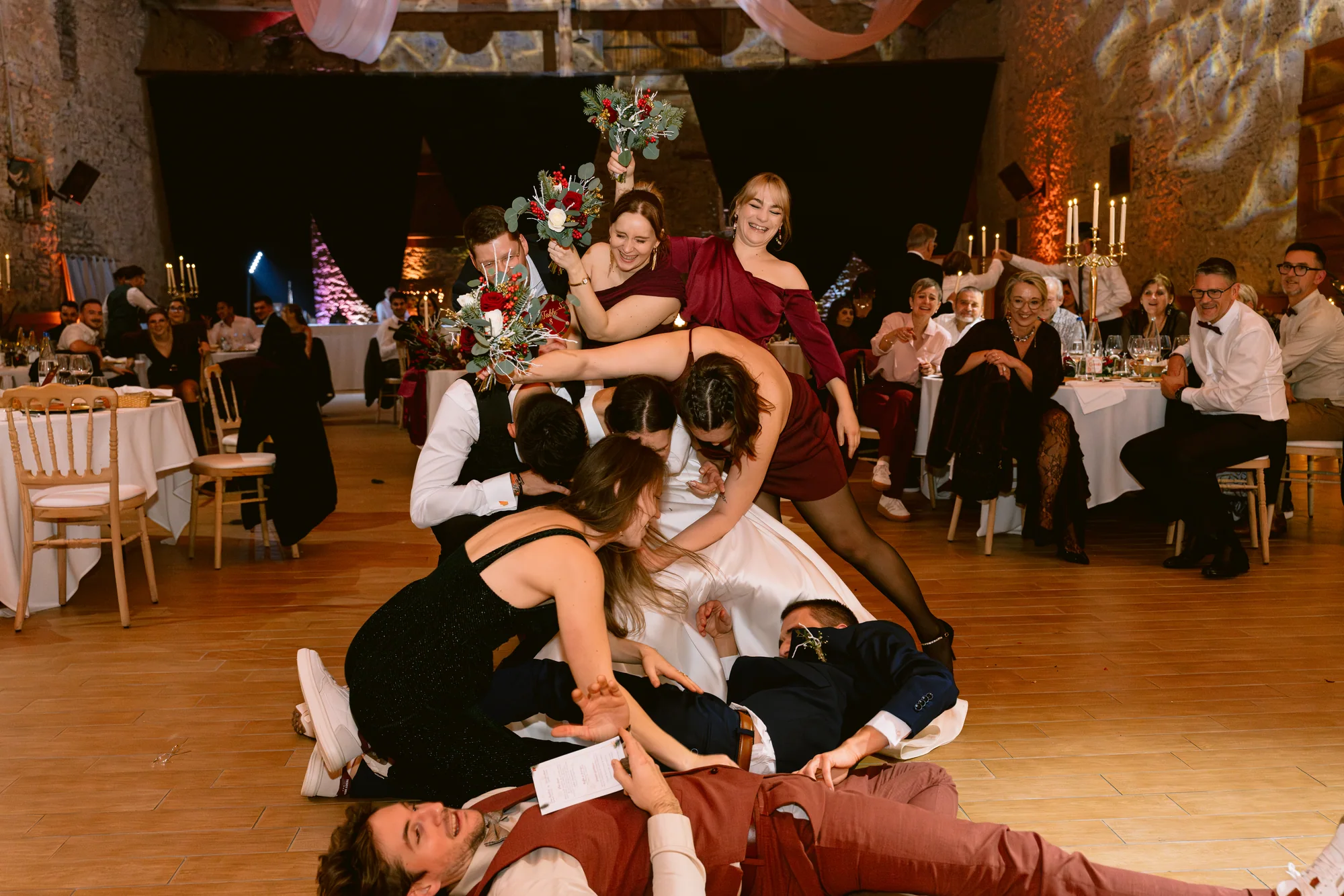 Les mariés et leurs proches improvisent une photo joyeuse
