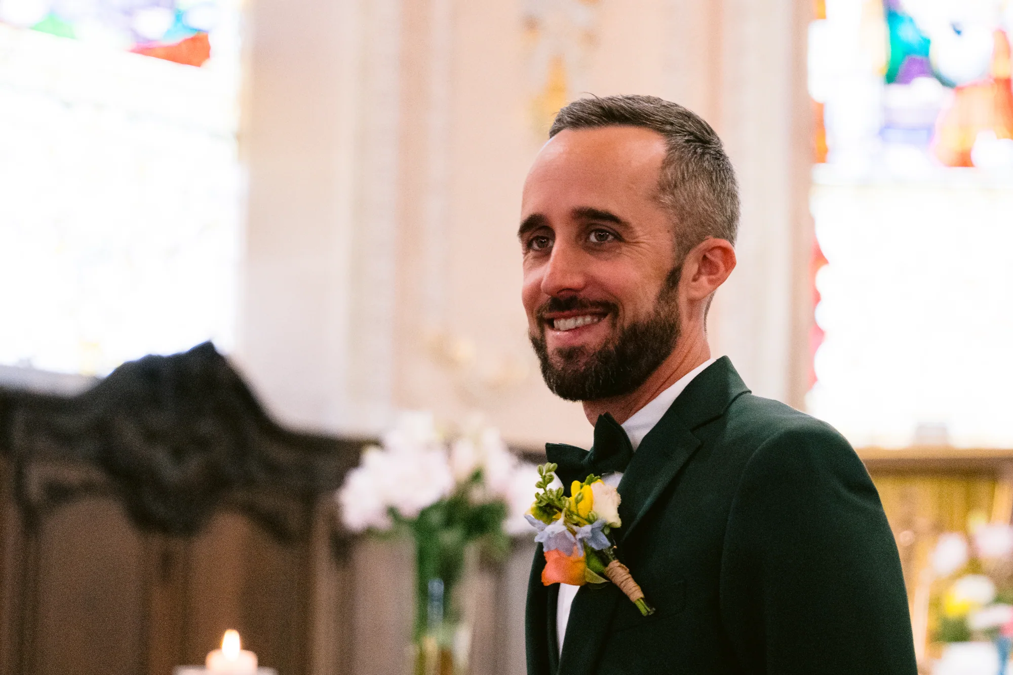Le sourire du marié pendant l'arrivée