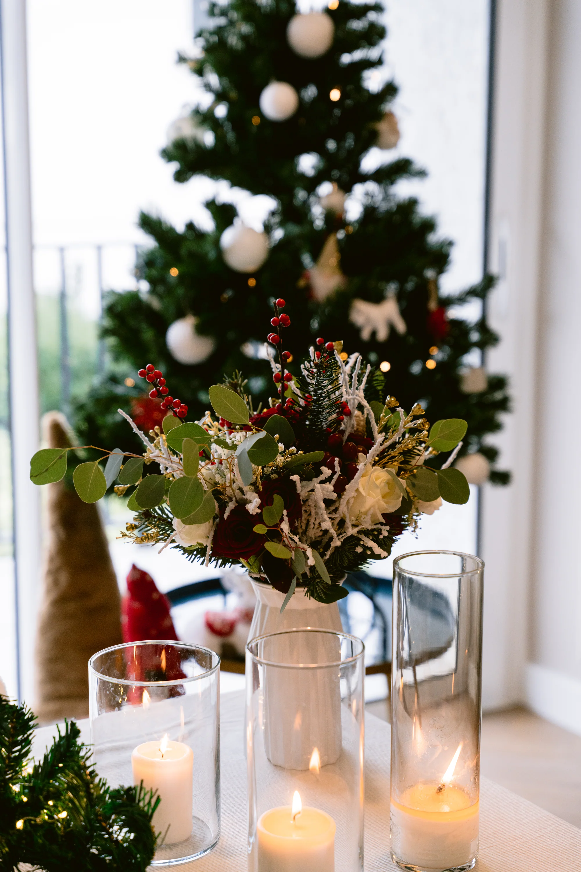 Le bouquet et les décorations d'hiver des préparatifs