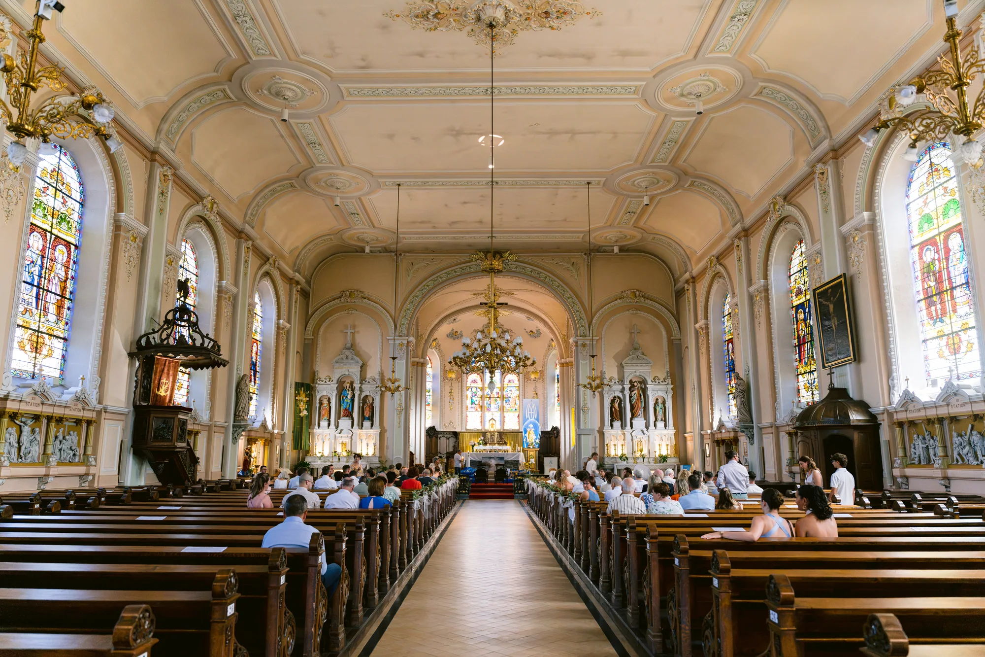 L'intérieur de l'église avant la cérémonie
