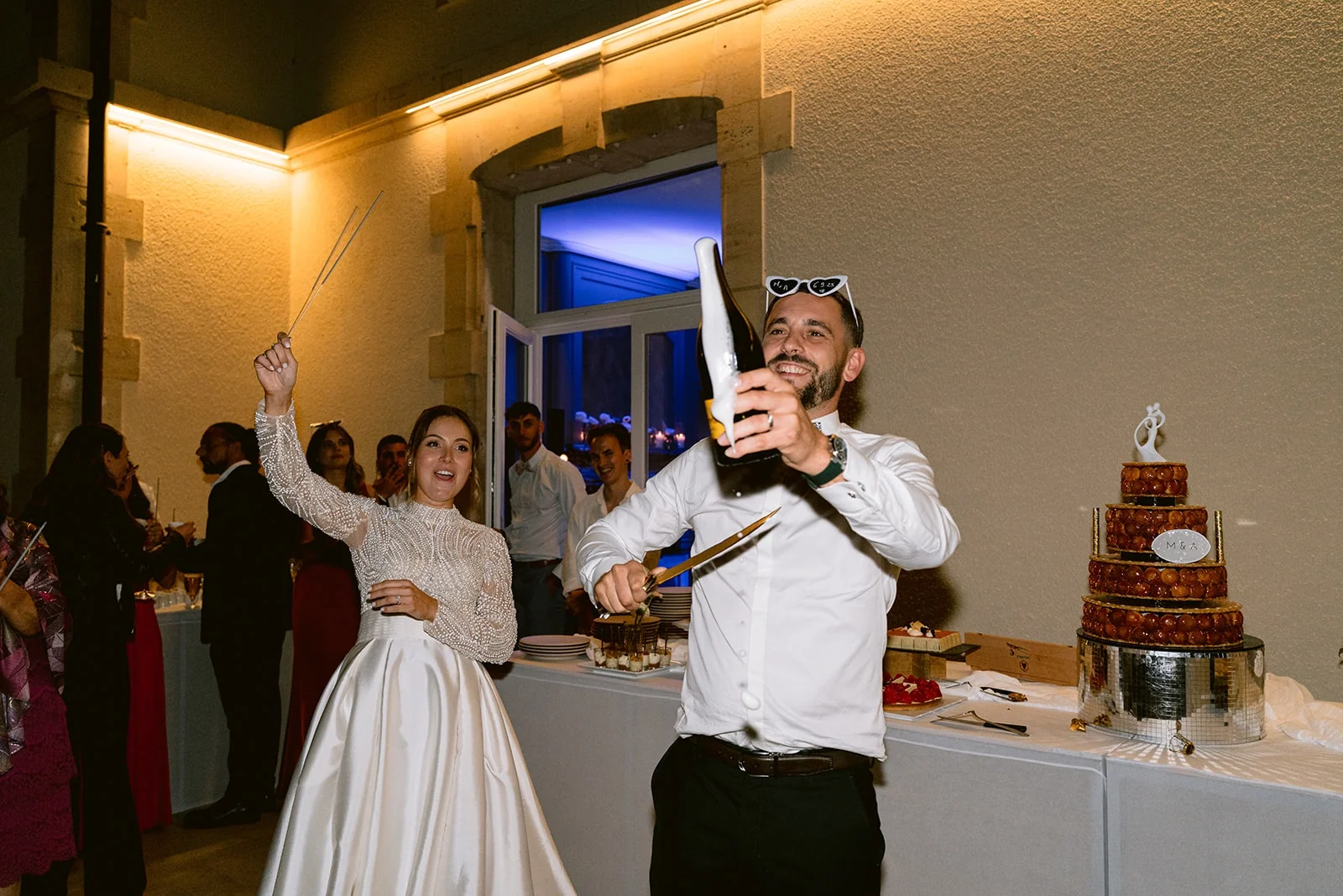 Les mariés lèvent les bras devant leurs proches au moment du dessert.