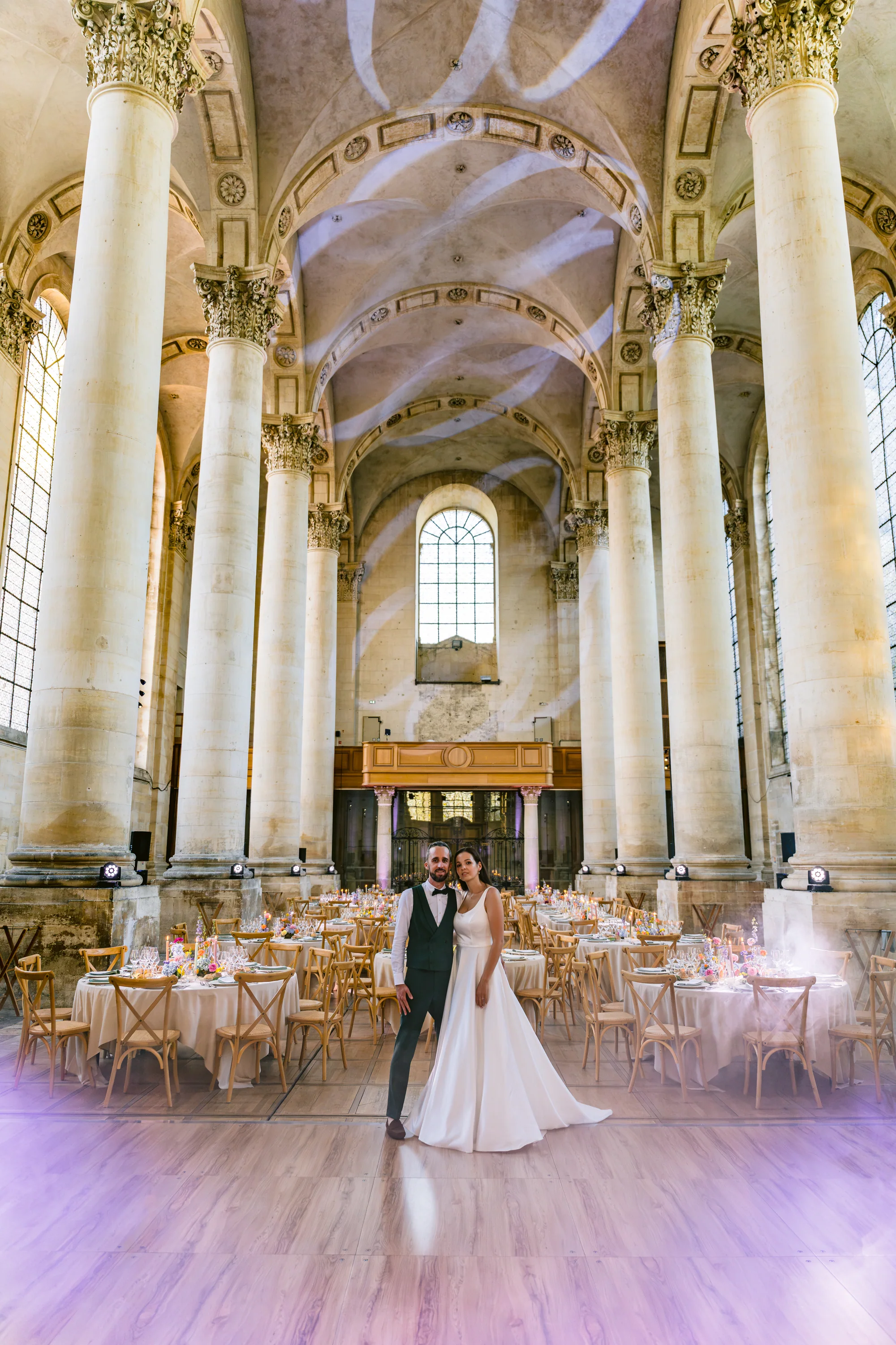 Le couple au milieu de la salle monumentale