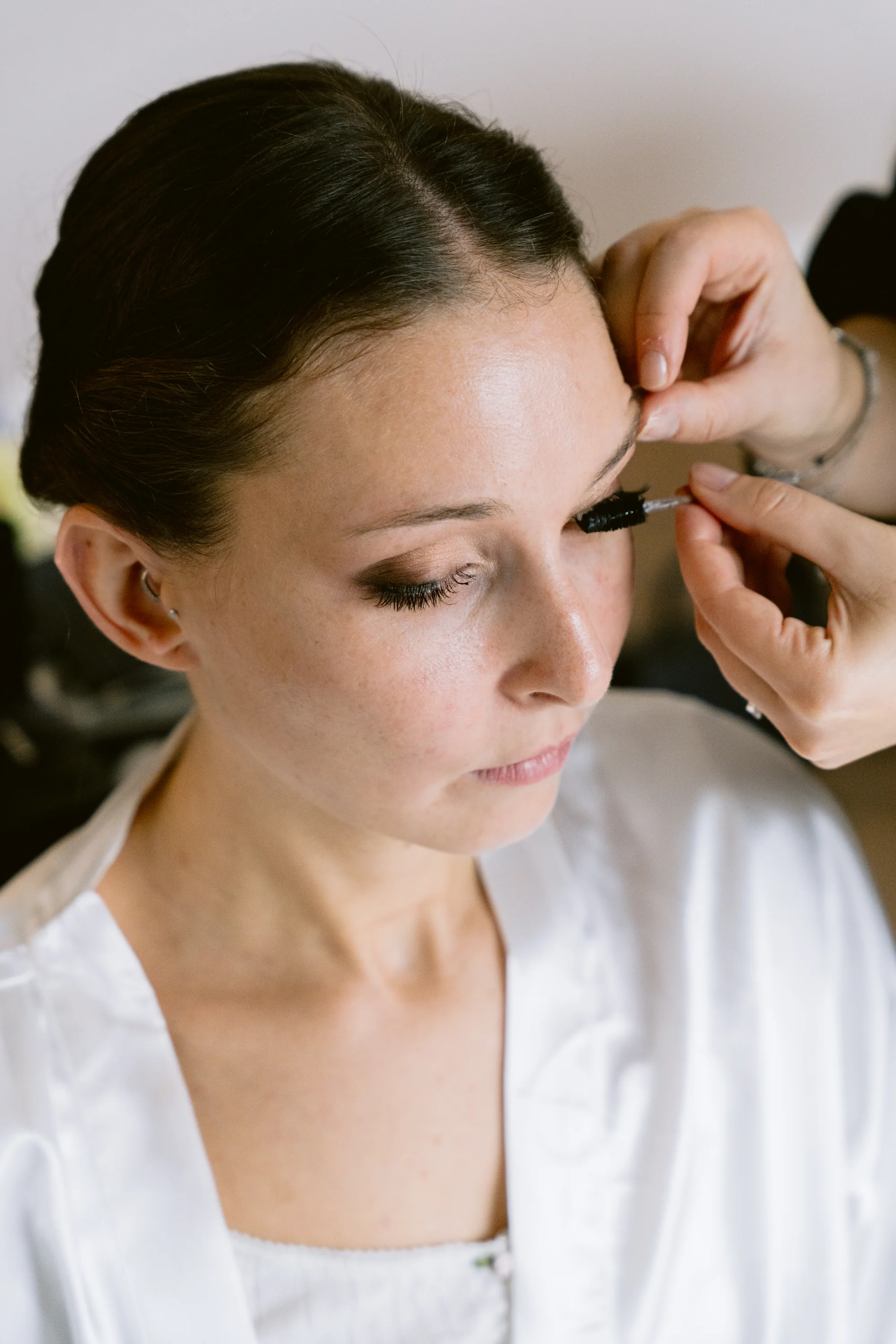 Un détail de la mise en beauté de Cloé