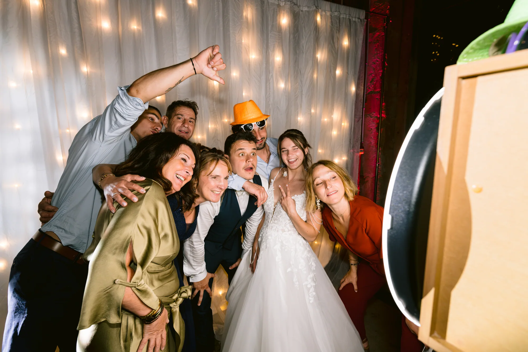 Les invités se photographient au photobooth