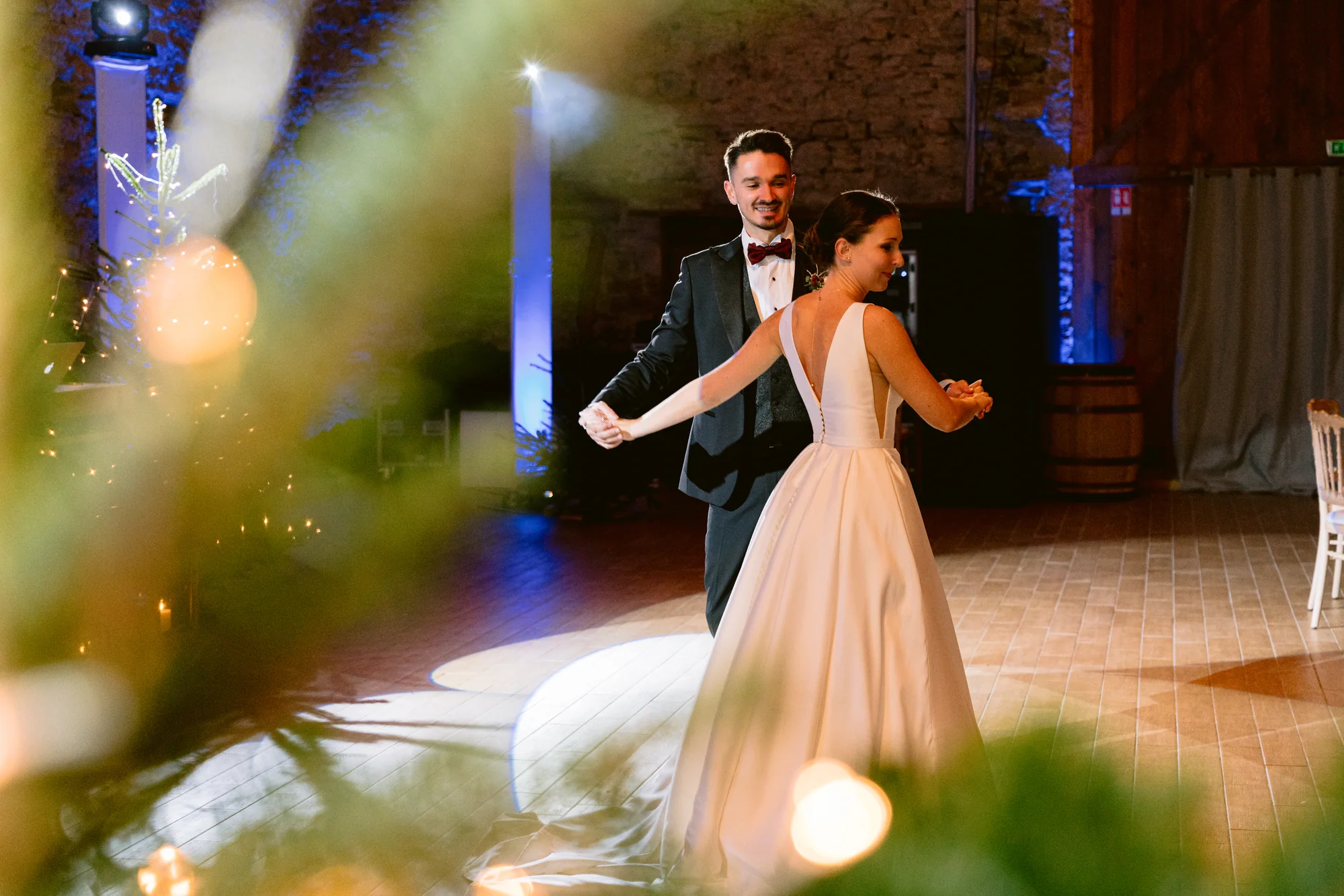 Le couple danse dans un rayon de lumière