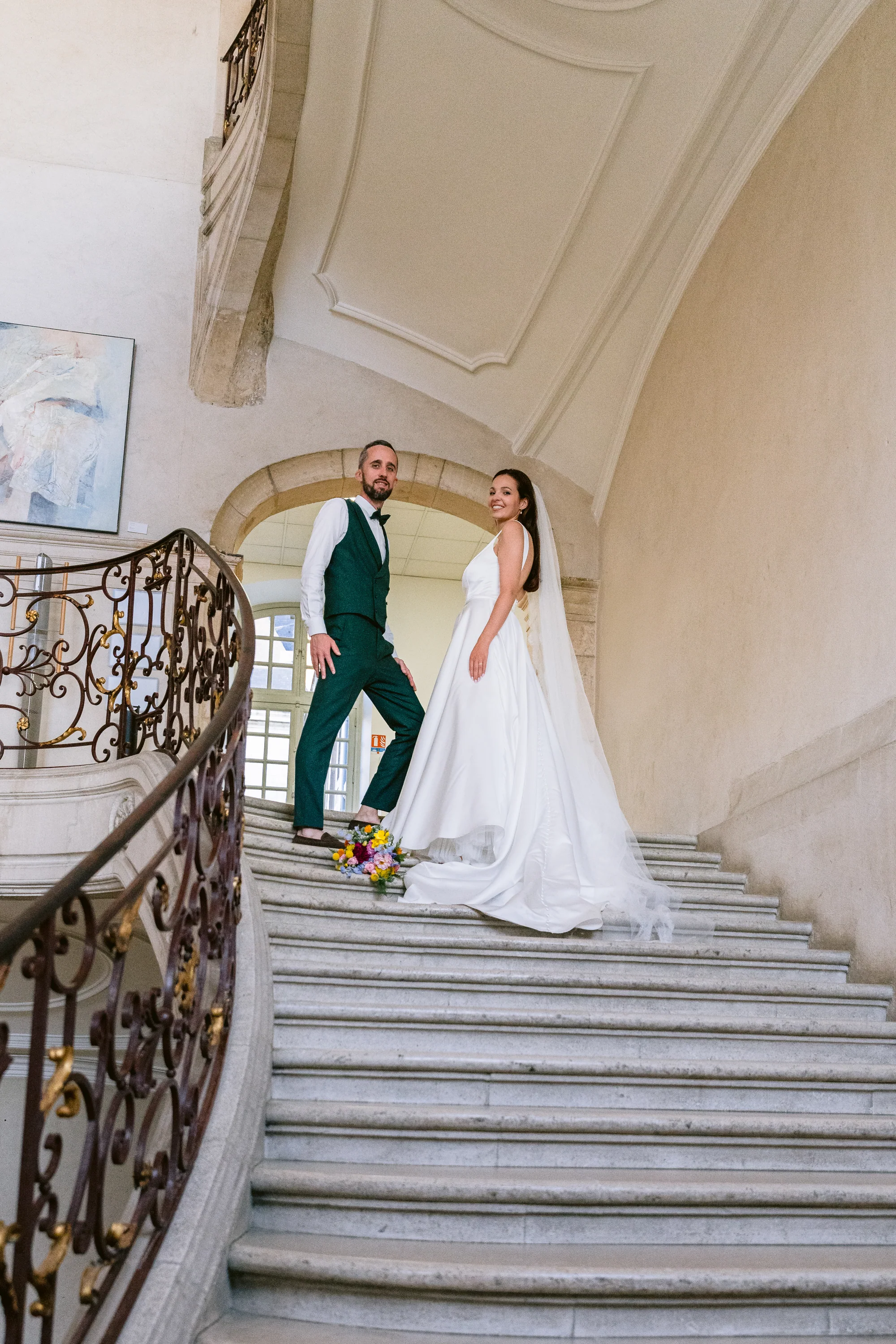 Estelle et Thomas sur l'escalier de l'abbaye