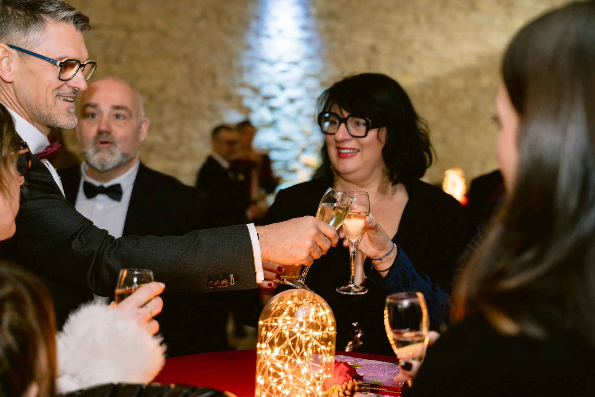 Les invités portent un toast