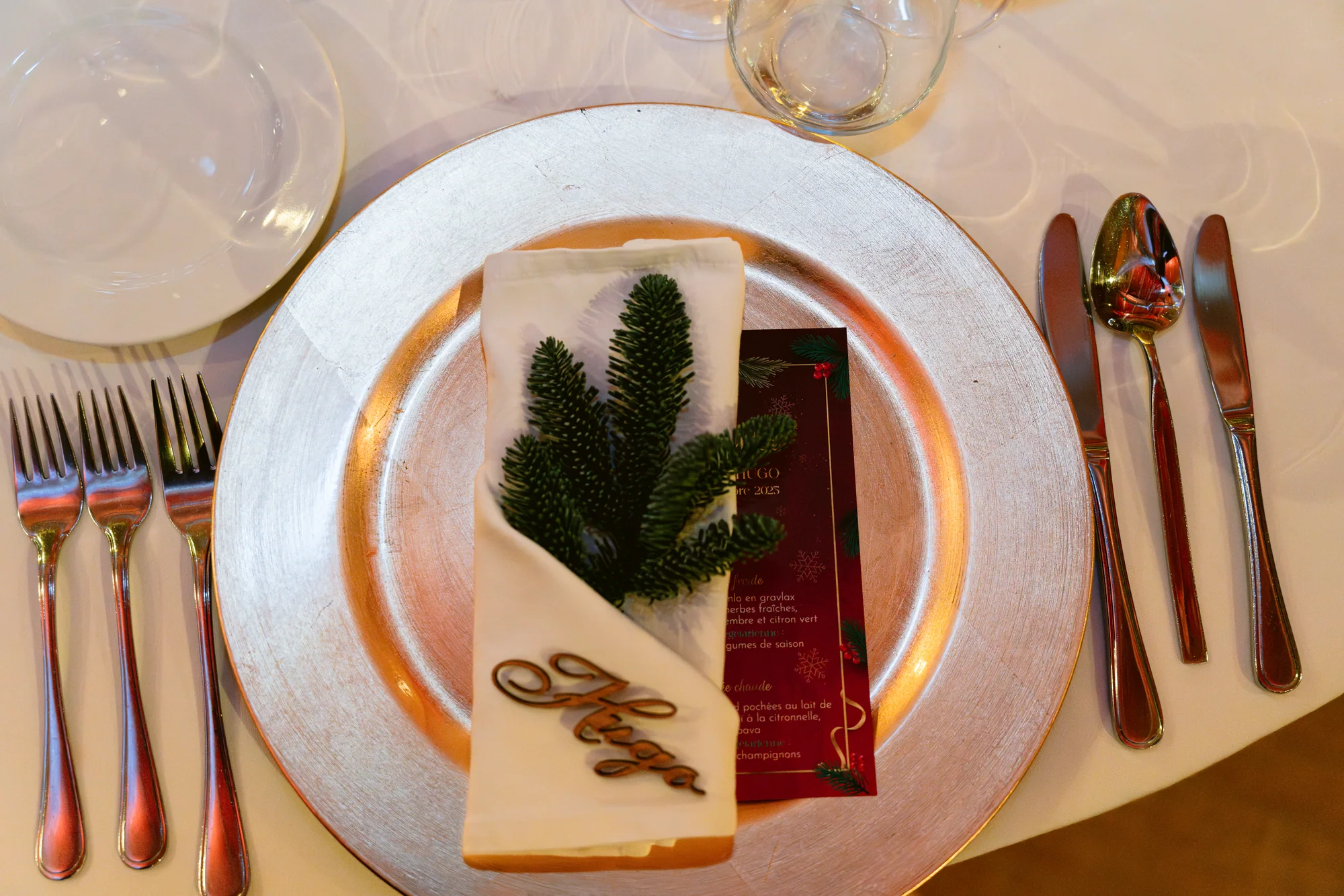 Le couvert de la réception avec une branche de sapin
