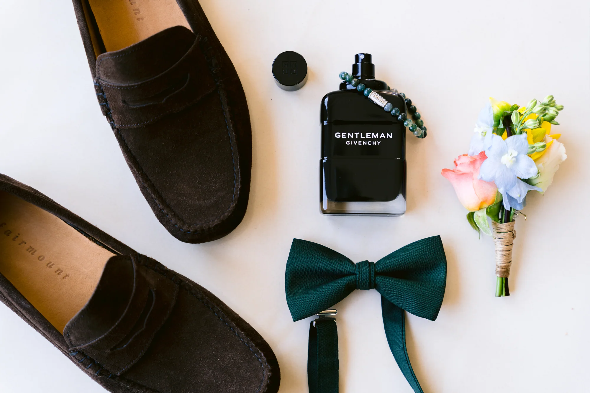 Les accessoires et le nœud papillon du marié