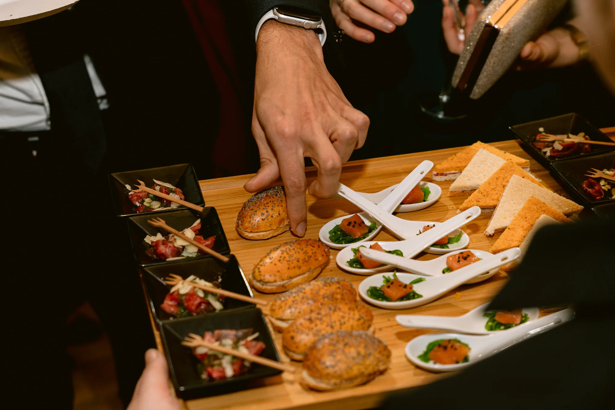 Des invités choisissent les bouchées du cocktail