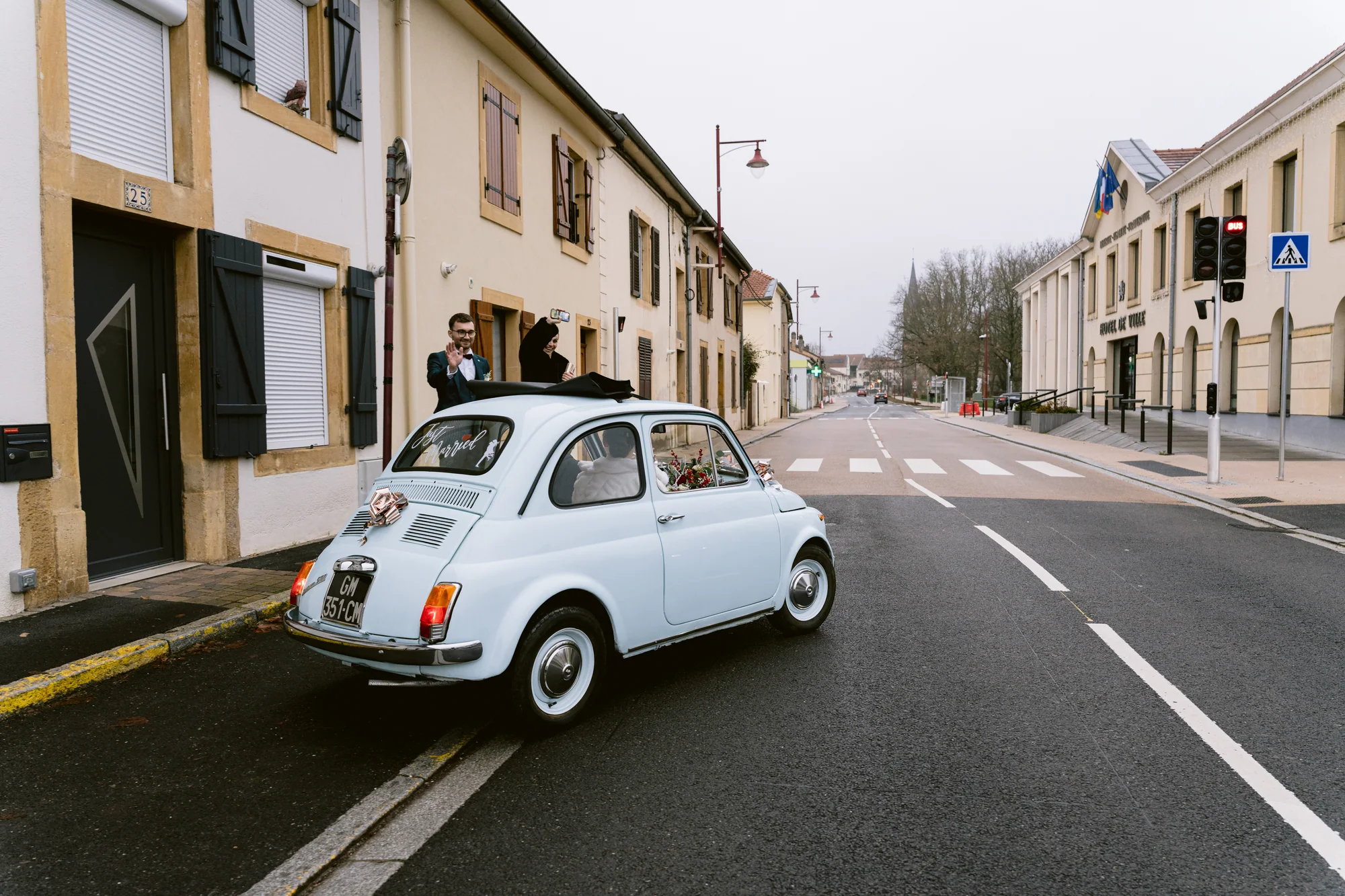 Le départ en petite voiture dans la rue