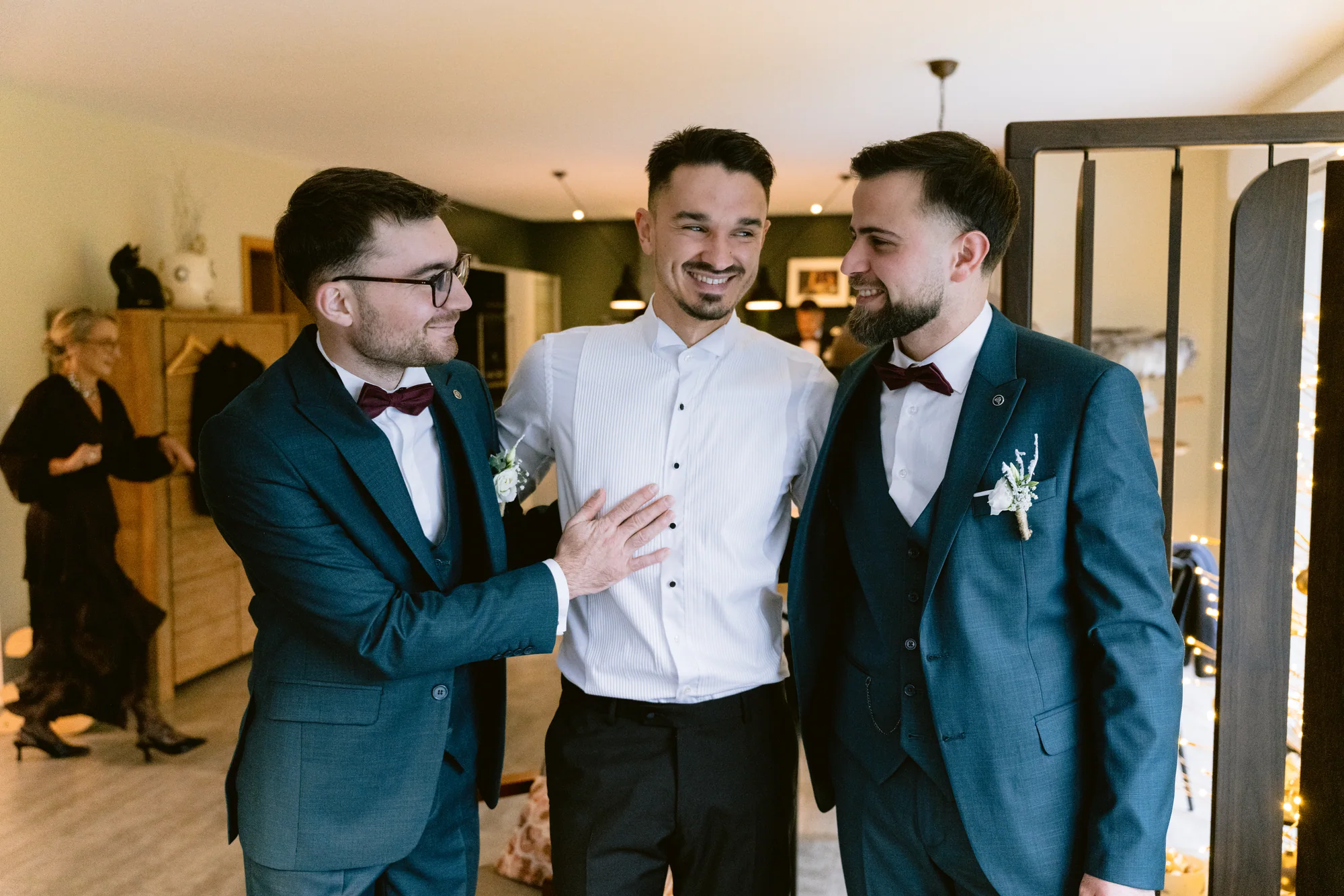 Un moment de rire avec les proches du marié