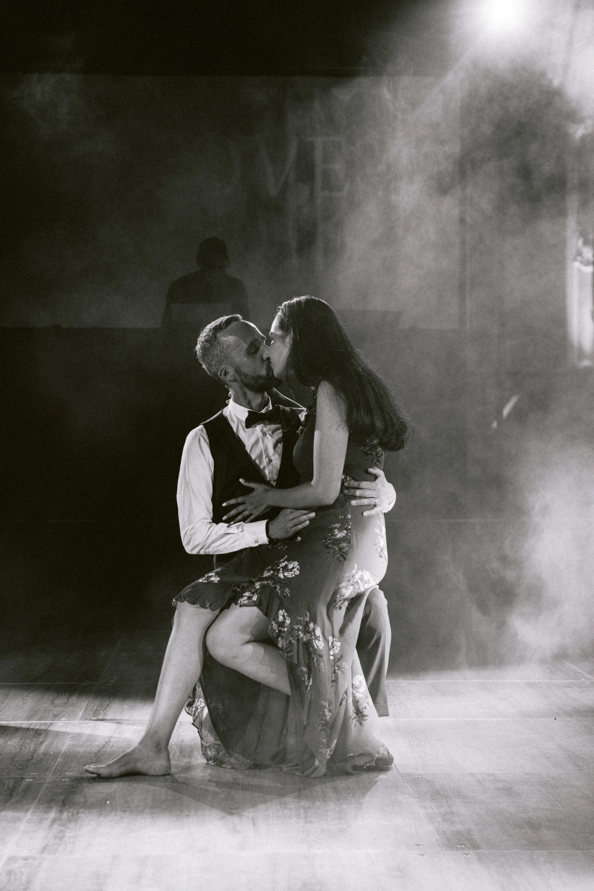 Le couple enlacé dans la brume, en noir et blanc