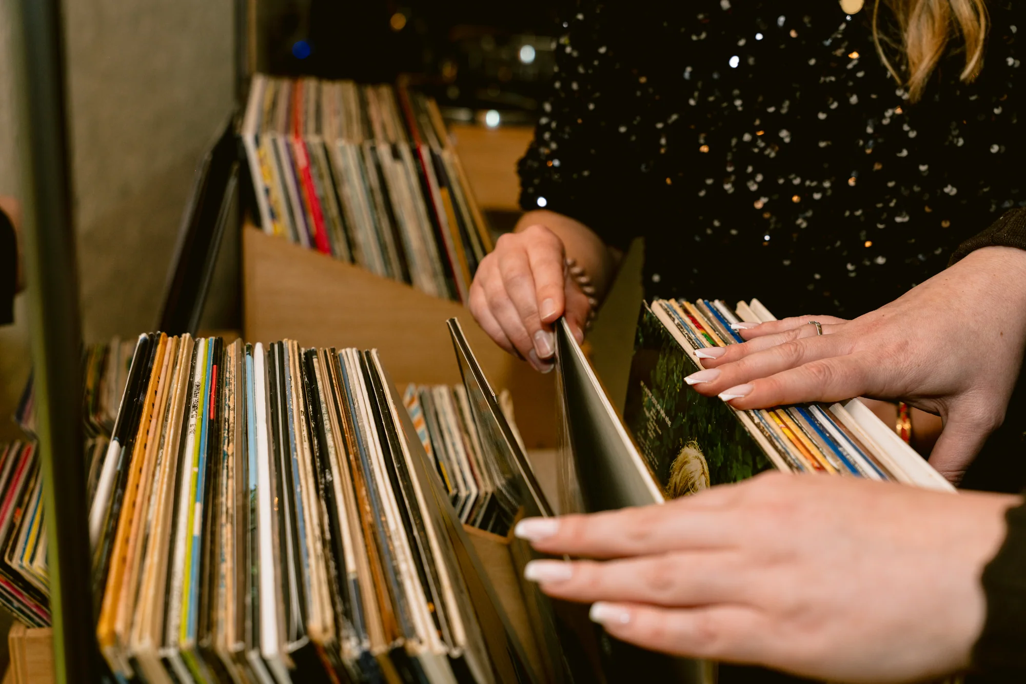 Les mains des invités choisissent un disque