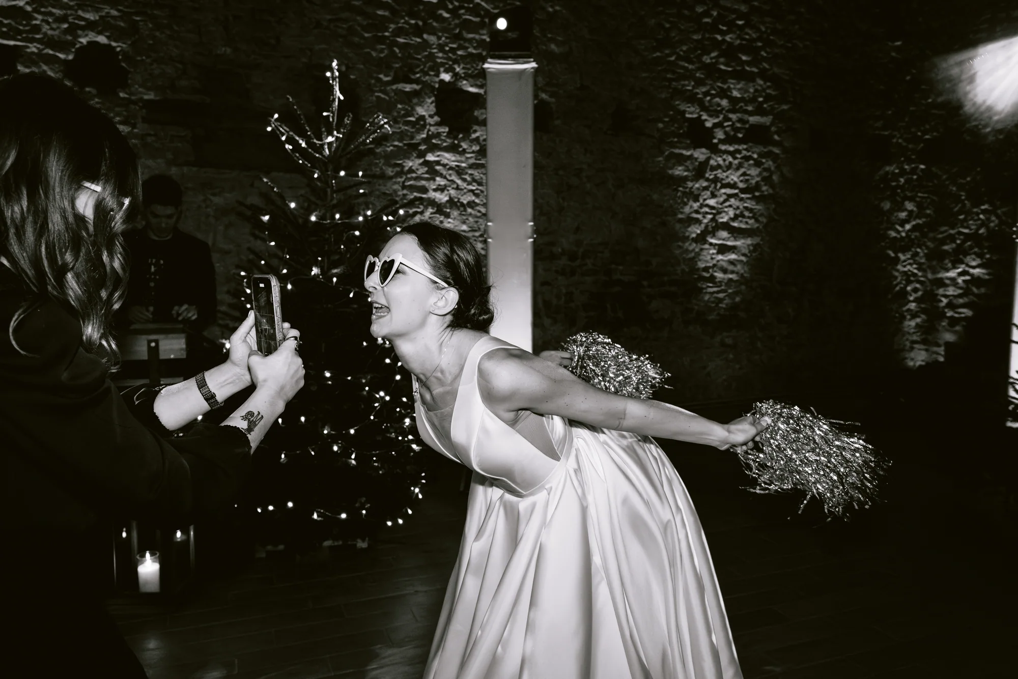 Cloé danse avec ses proches, en noir et blanc