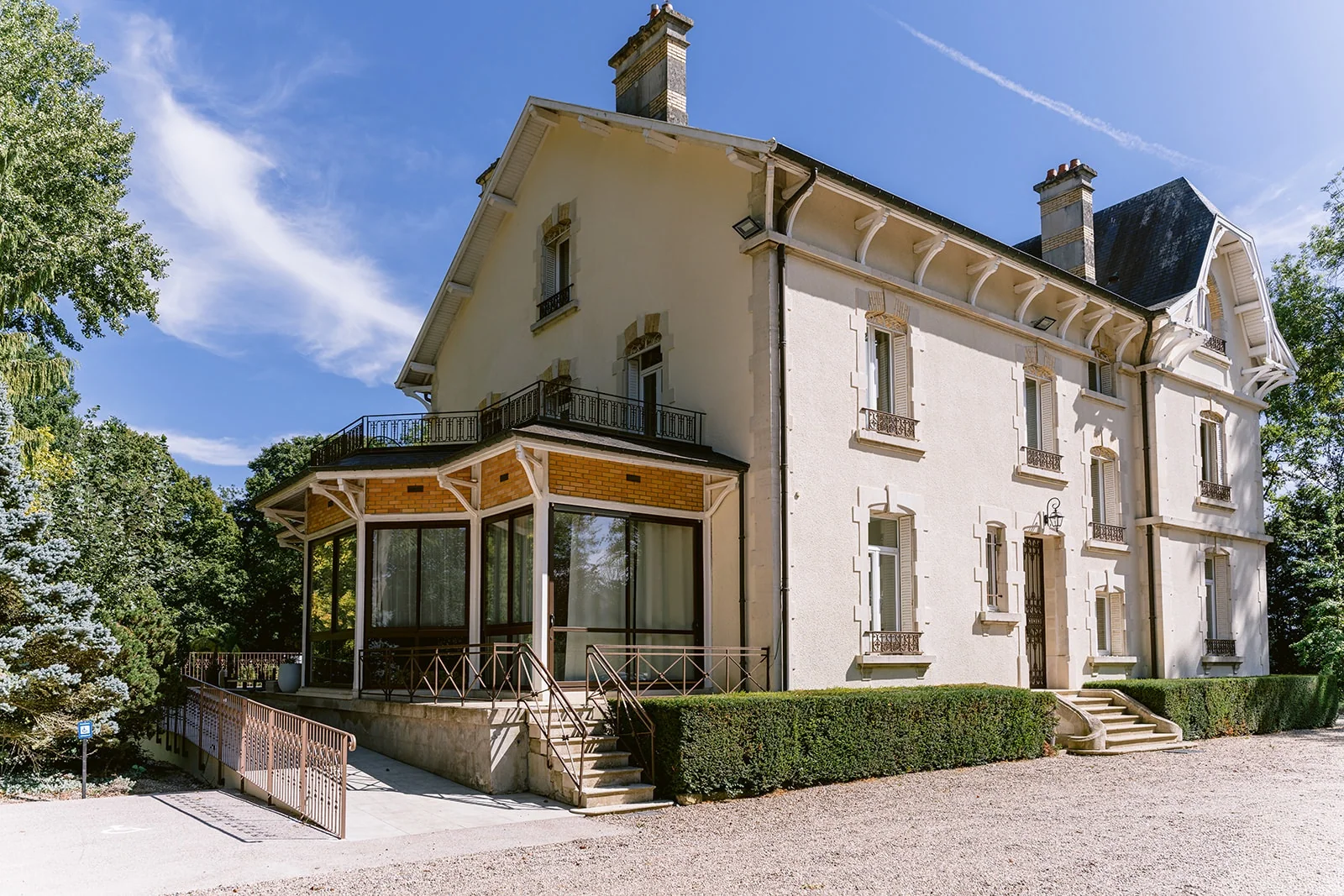 La façade du Domaine de Dombasle se détache sous un ciel bleu.