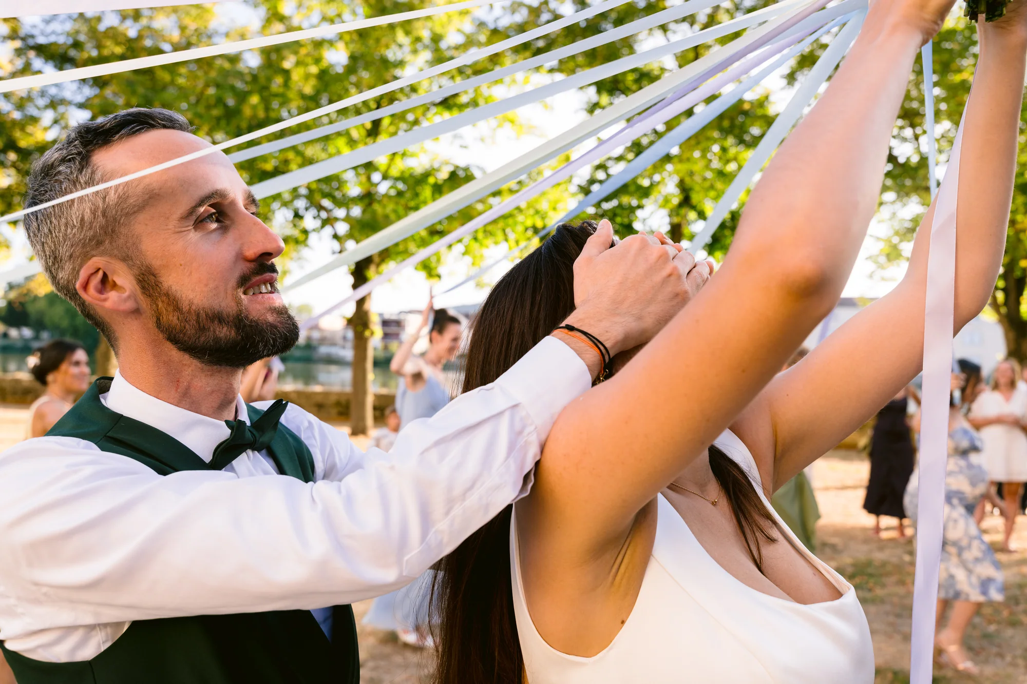 Le couple tient les rubans du bouquet